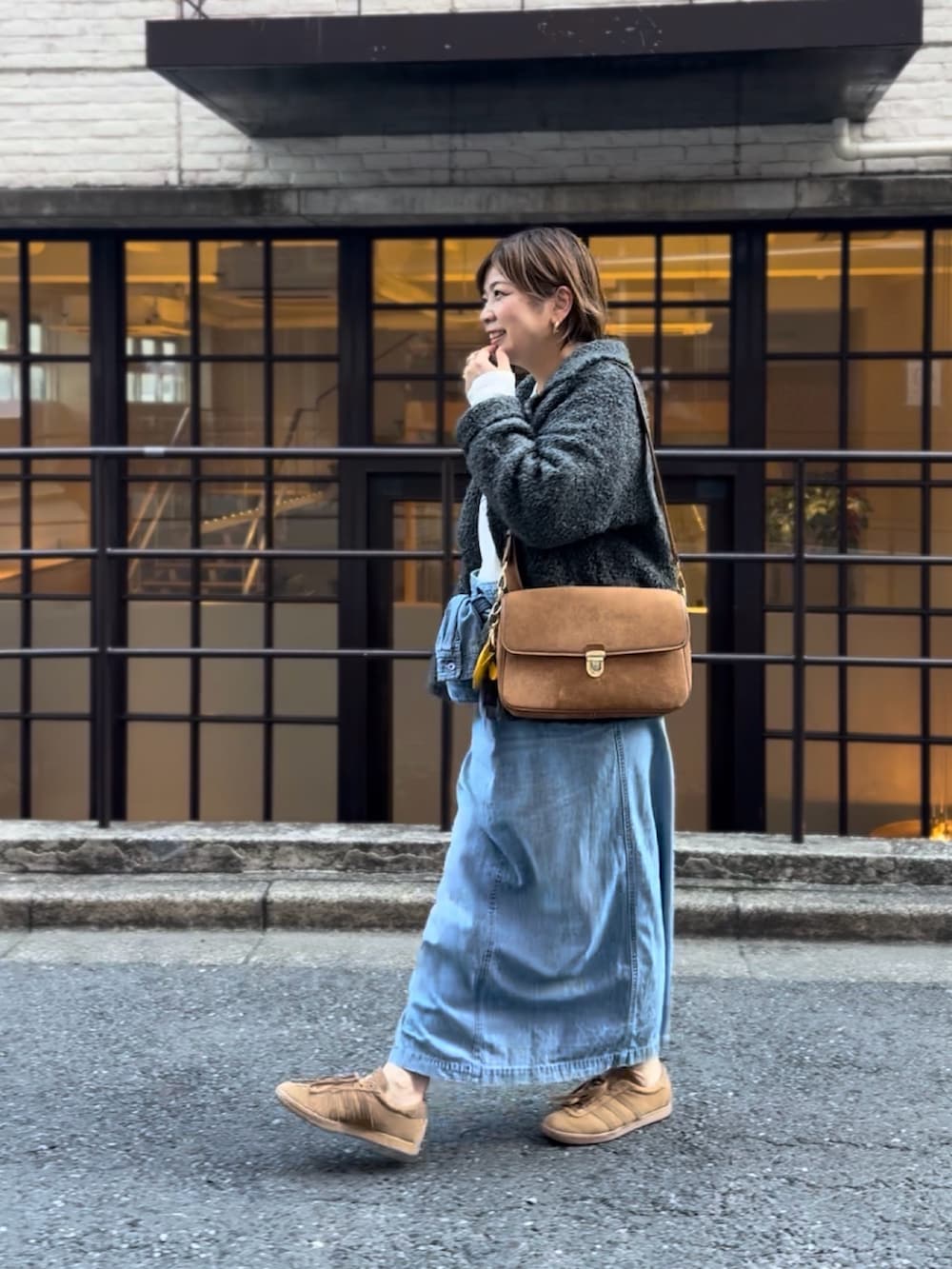 グレー系のその他アウター、ホワイト系のTシャツ/カットソー、ブルー系のシャツワンピースを着用したレディースの秋コーディネートの4枚目の写真