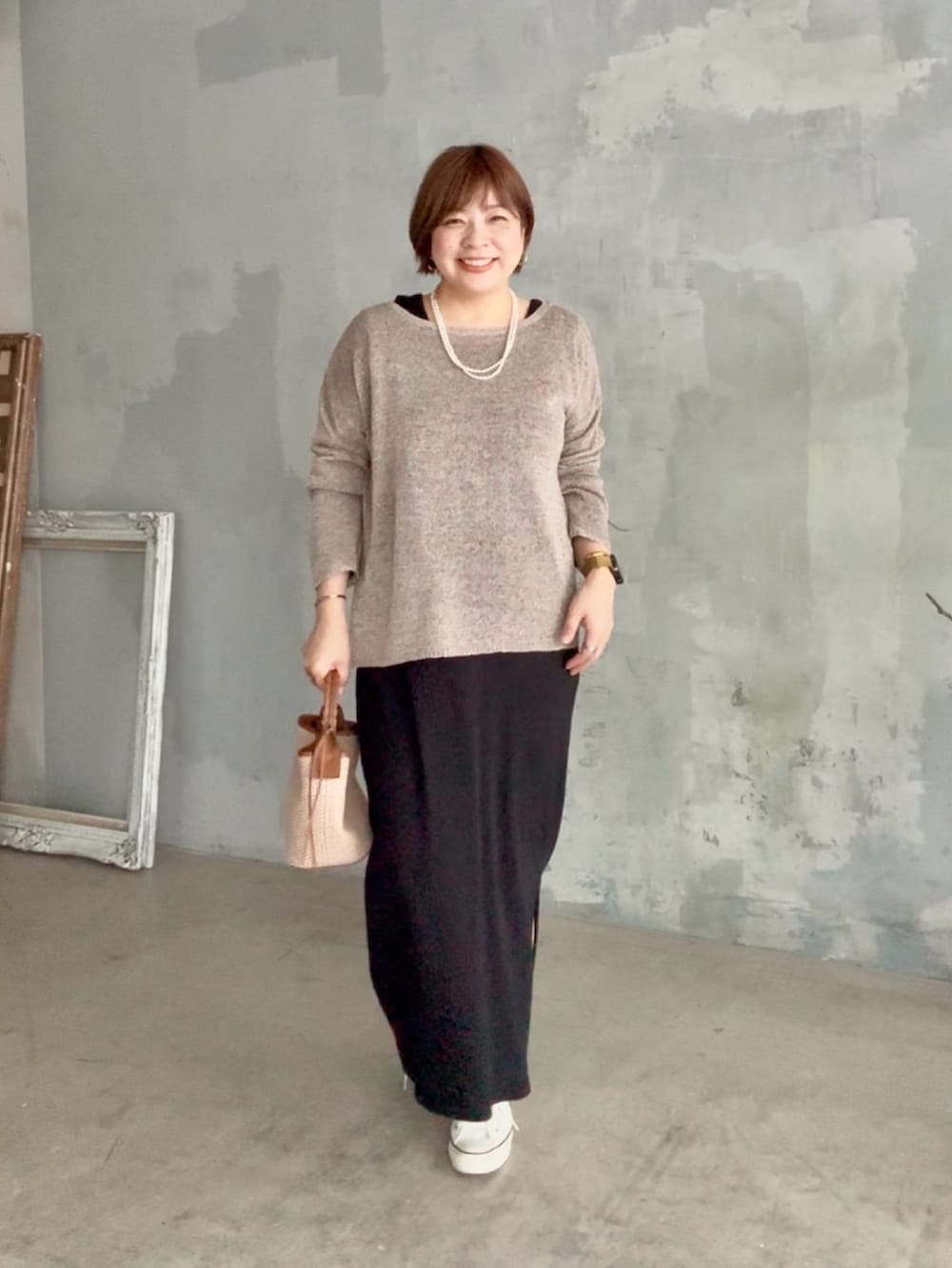 「お出かけスタイル、リラックススタイル、大人かわいい、ブラック、骨格ストレート、イエベ秋、40代ファッション、40代、40代女性、40代コーデ、ワンピース、ワンピーススタイル、着痩せ・細見え、着痩せコーデ、着痩せワンピース」｜「RIVE DROITEの【さらっと着やすい】メランジルーズニット（ニット/セーター、ブラウン系）」を使った、yosshiiiiiiさん（骨格ストレート・レディース・165cm）の春コーディネートの2枚目の写真
