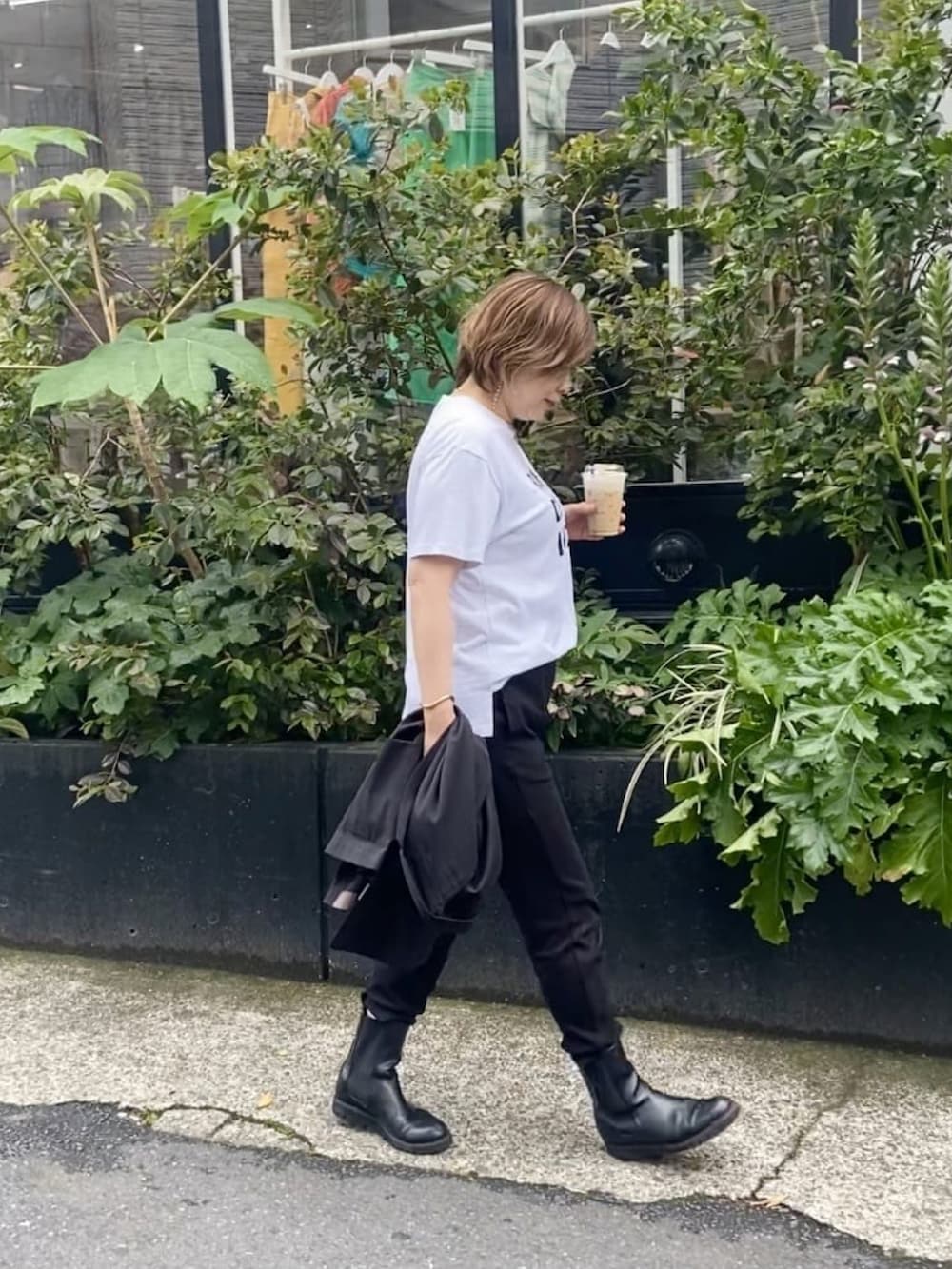 ブラック系のテーラードジャケット、ホワイト系のTシャツ/カットソー、ブラック系のスウェットパンツを着用したレディースの春コーディネートの3枚目の写真