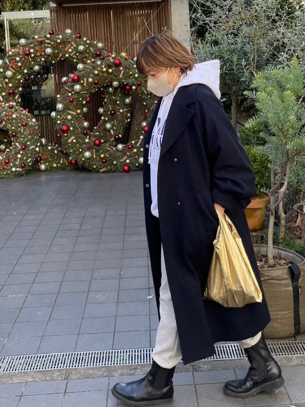 「カジュアル、オトナ女子、カジュアルコーデ、大人カジュアル、休日スタイル、ゆるコーデ、着回しコーデ、ショートブーツ、冬、キレイめカジュアル、RIVEDROITE、リブドロワ、GOOD ROCK SPEED、スウェット、パーカー」｜「RIVE DROITEのクリアな印象で羽織れる/タックスリーブメルトンコート（その他アウター、ブルー系）」を使った、yosshiiiiiiさん（骨格ストレート・レディース・165cm）の冬コーディネートの2枚目の写真