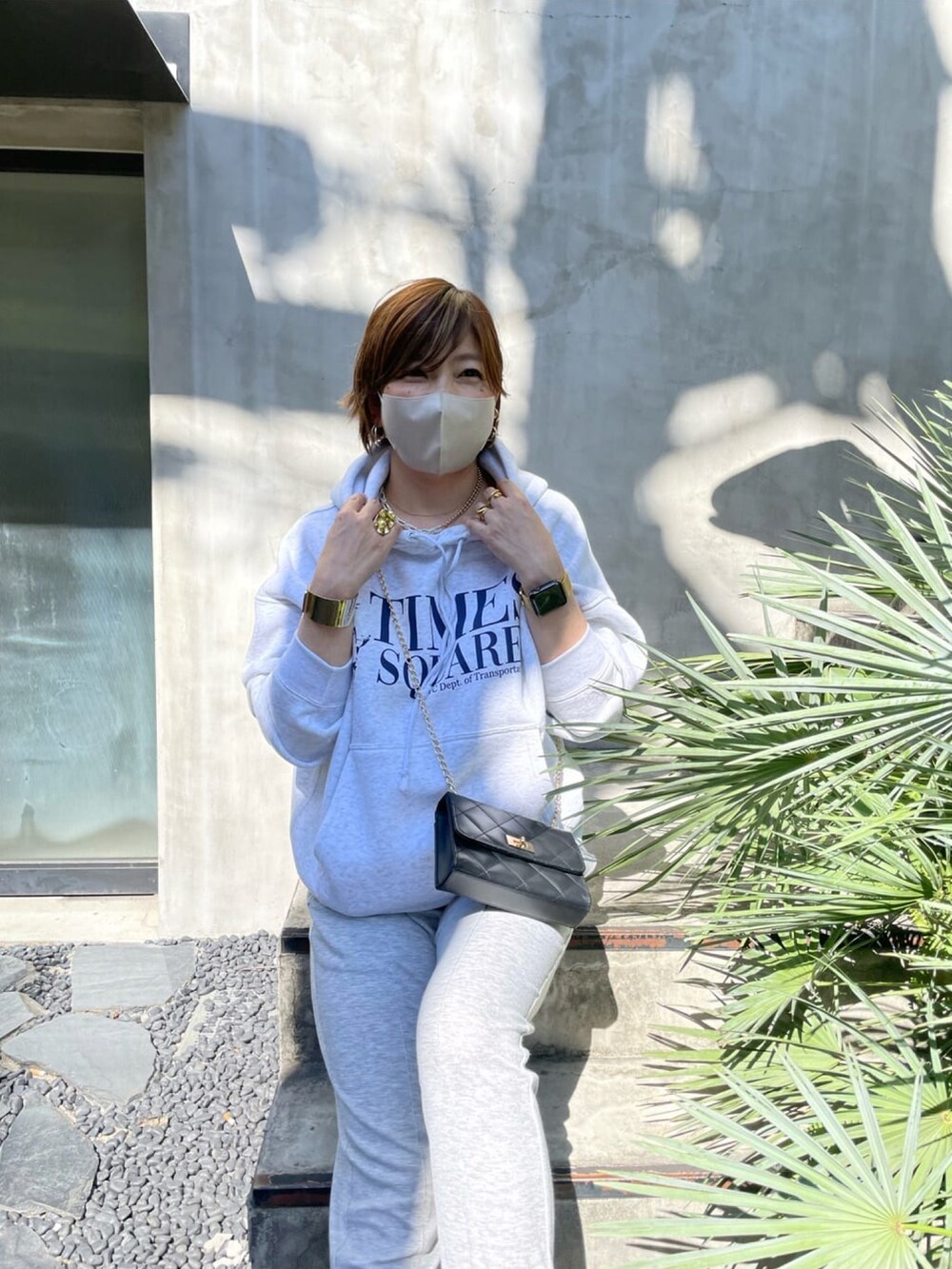 「大人カジュアル、秋服、大人かわいい、オトナ女子、レザー、ラクチンコーデ、ボア、ボアコート、ボアジャケット、パーカー、グレーのパーカー、グッドロックスピード、GOOD ROCK SPEED」｜「RIVE DROITEのお買い物が楽しくなる！/エンジョイショッピングボアコート（ノーカラーコート、ベージュ系）」を使った、yosshiiiiiiさん（骨格ストレート・レディース・165cm）の秋コーディネートの2枚目の写真