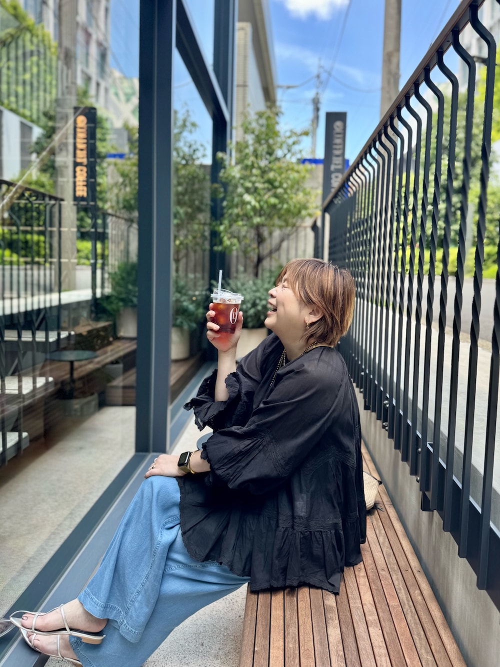 「レイヤードスタイル、大人かわいい、楽チンコーデ、夏コーデ、シンプル、大人コーデ、夏服コーデ、初夏コーデ、ブラウスコーデ、リラックススタイル、夏服、デニム、デニムパンツ、レース、レーストップス」｜「RIVE DROITEの【シーズンムードを高める】コットンボイルレースブラウス（シャツ/ブラウス、ブラック系）」を使った、yosshiiiiiiさん（骨格ストレート・レディース・165cm）の夏コーディネートの3枚目の写真