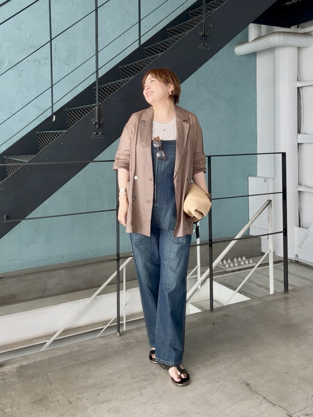 「夏コーデ、大人かわいい、高身長コーデ、夏ファッション、キレイめカジュアル、40代ファッション、40代女性、40代コーデ、40代、骨格ストレート、オーバーオール、サロペットコーデ、サロペット、サロペットデニム、ジャケット」｜「RIVE DROITEの予約【着るだけで様になる】デニムサロペット（サロペット/オーバーオール、ブルー系）」を使った、yosshiiiiiiさん（骨格ストレート・レディース・165cm）の春コーディネートの3枚目の写真