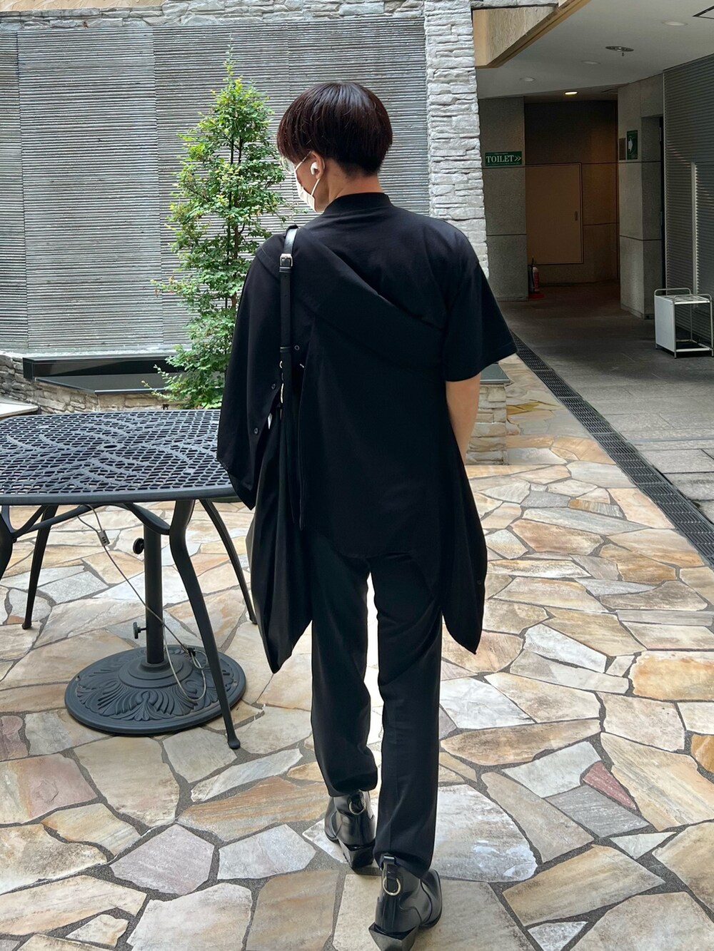 ブラック系のシャツ/ブラウス、ブラック系のショルダーバッグ、ブラック系のTシャツ/カットソーを着用したメンズの秋コーディネートの2枚目の写真