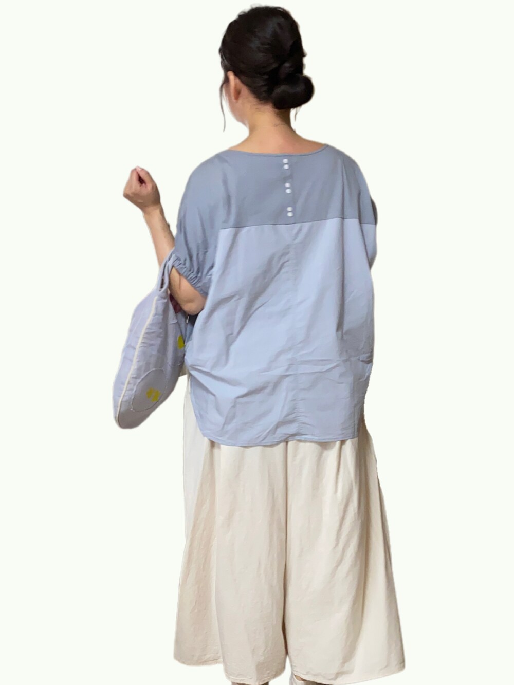 ブルー系のTシャツ/カットソー、グレー系のハンドバッグ、ホワイト系のその他パンツを着用したレディースの夏コーディネートの2枚目の写真