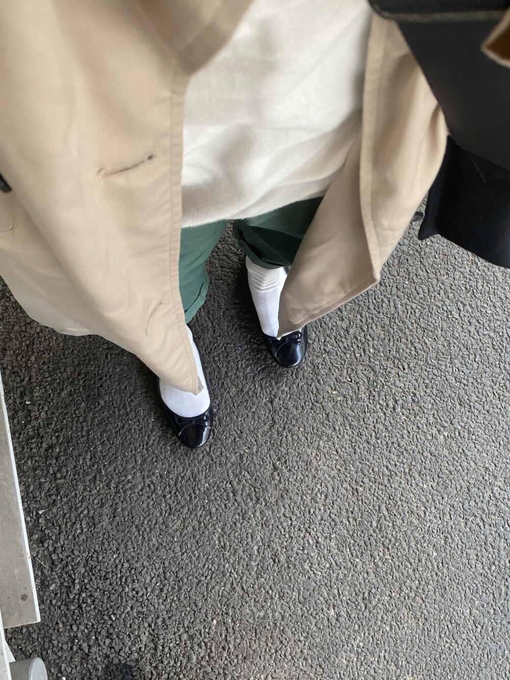 ベージュ系のトレンチコート、ホワイト系のニット/セーター、グリーン系のその他パンツを着用したレディースの春コーディネートの2枚目の写真