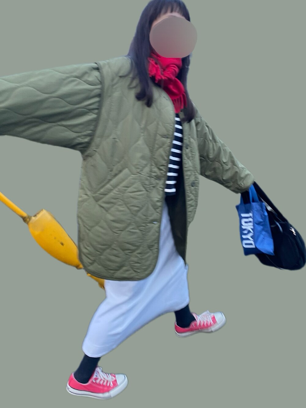 ブラック系のハンドバッグ、グリーン系のノーカラージャケット、ブラック系のTシャツ/カットソーを着用したレディースの冬コーディネートの2枚目の写真