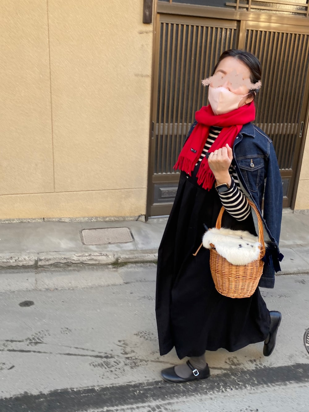 ブラウン系のかごバッグ、ブルー系のその他アウター、ブラック系のワンピースを着用したレディースの秋コーディネートの2枚目の写真