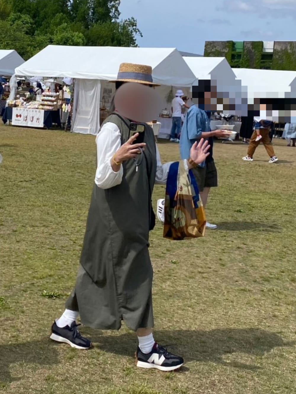 グリーン系のワンピース、ホワイト系のシャツ/ブラウス、ホワイト系のトートバッグを着用したレディースの春コーディネートの2枚目の写真