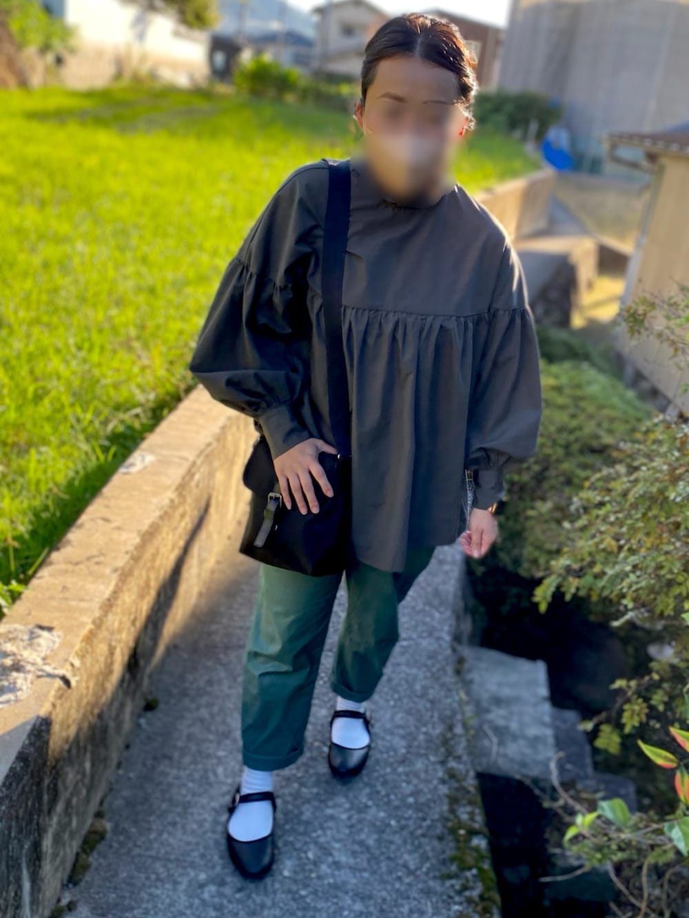 グレー系のシャツ/ブラウス、ブラック系のシューズ、グリーン系のその他パンツを着用したレディースの秋コーディネートの2枚目の写真