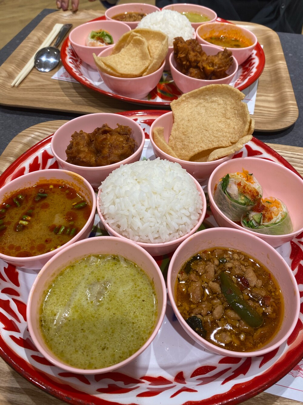 ホワイト系のTシャツ/カットソー、ベージュ系のデニムパンツ、ブラック系のバレエシューズを着用したレディースの秋コーディネートの4枚目の写真