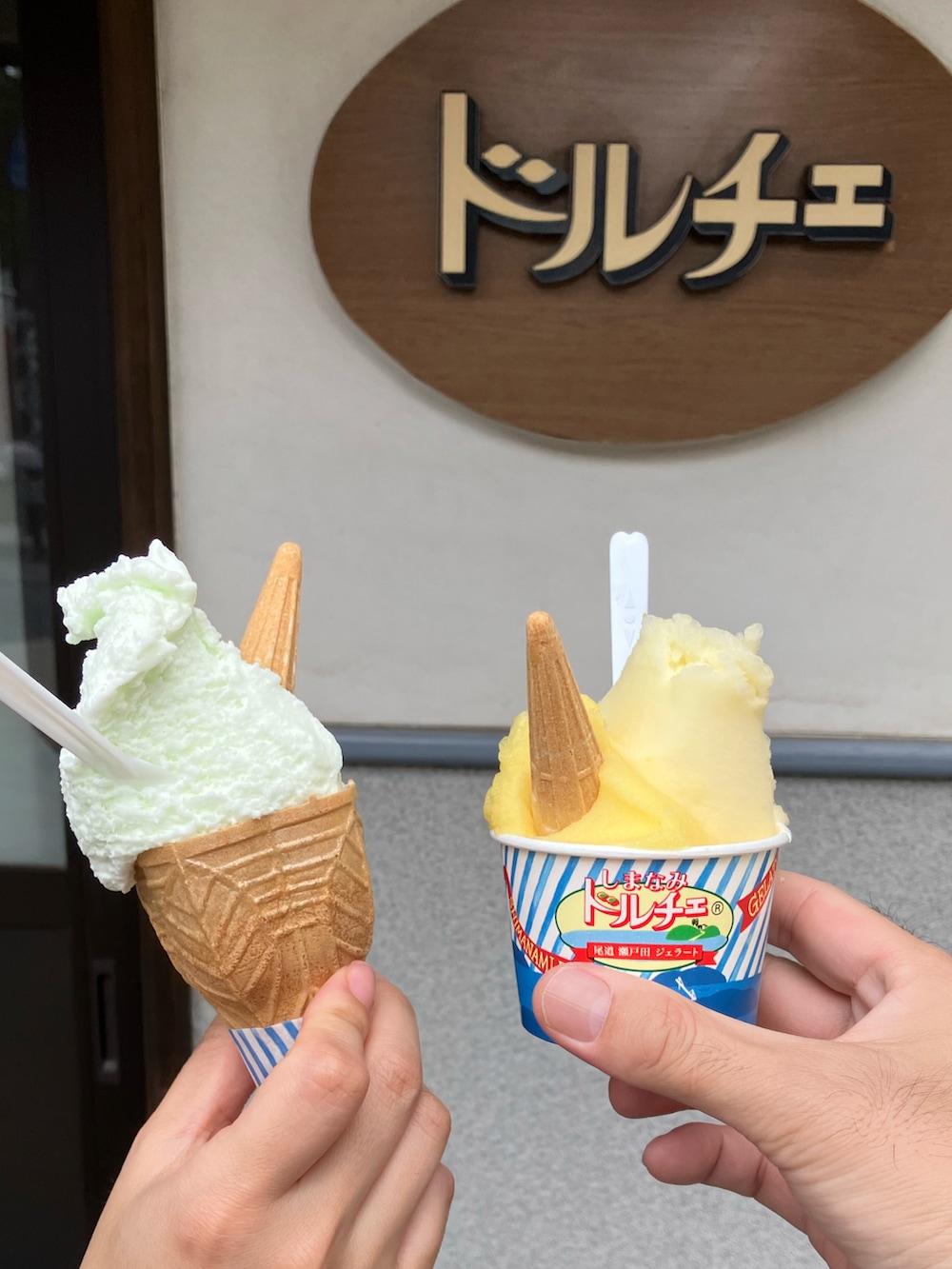 グリーン系のワンピース、ブラウン系のかごバッグを着用したレディースの秋コーディネートの3枚目の写真