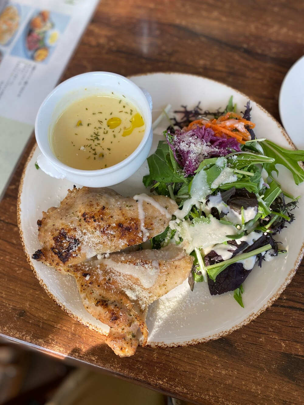 ホワイト系のTシャツ/カットソー、ベージュ系のデニムパンツ、ブラック系のバレエシューズを着用したレディースの秋コーディネートの3枚目の写真