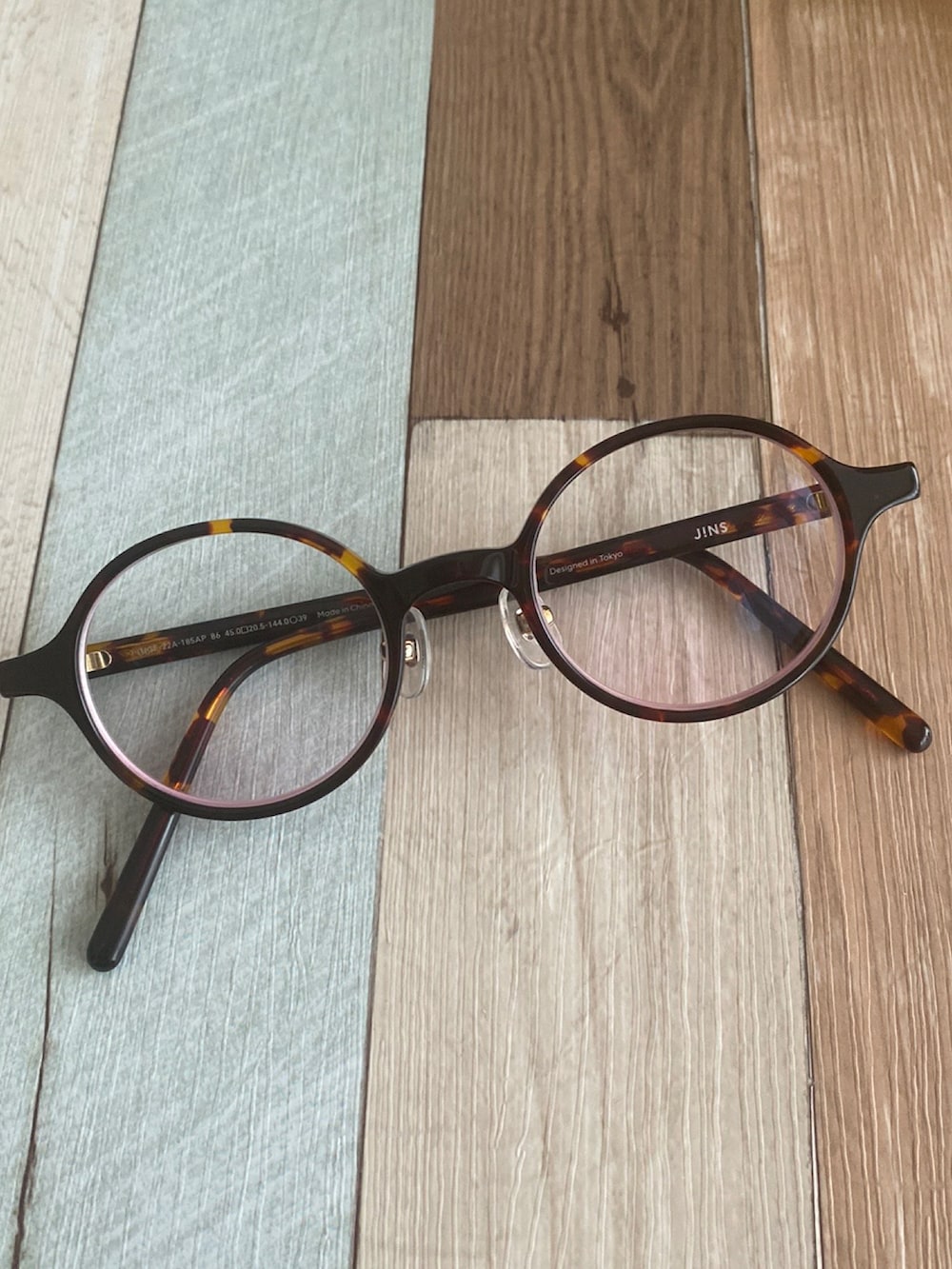 グリーン系のノーカラージャケット、グレー系のニット/セーター、ブラック系のTシャツ/カットソーを着用したレディースの冬コーディネートの2枚目の写真