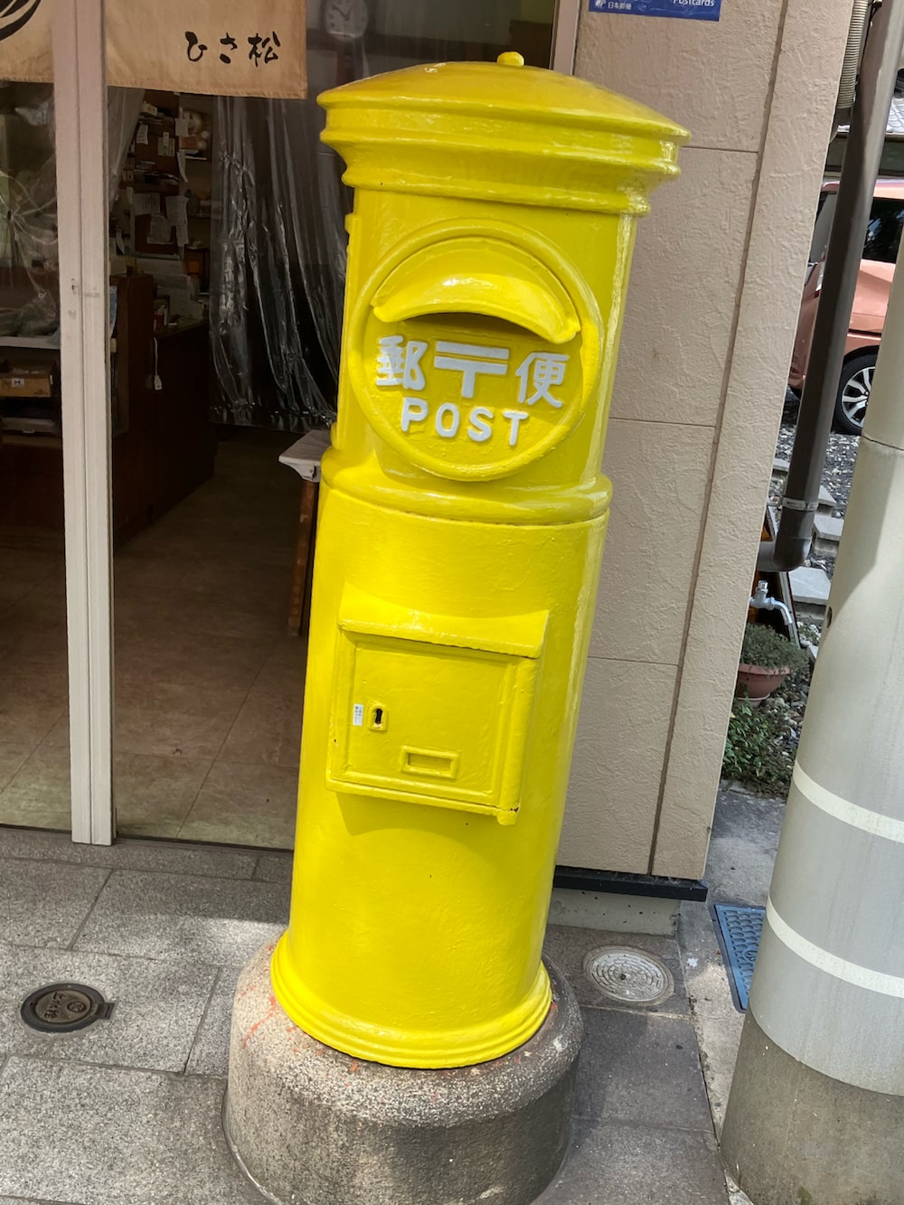 グリーン系のワンピース、ブラウン系のかごバッグを着用したレディースの秋コーディネートの2枚目の写真