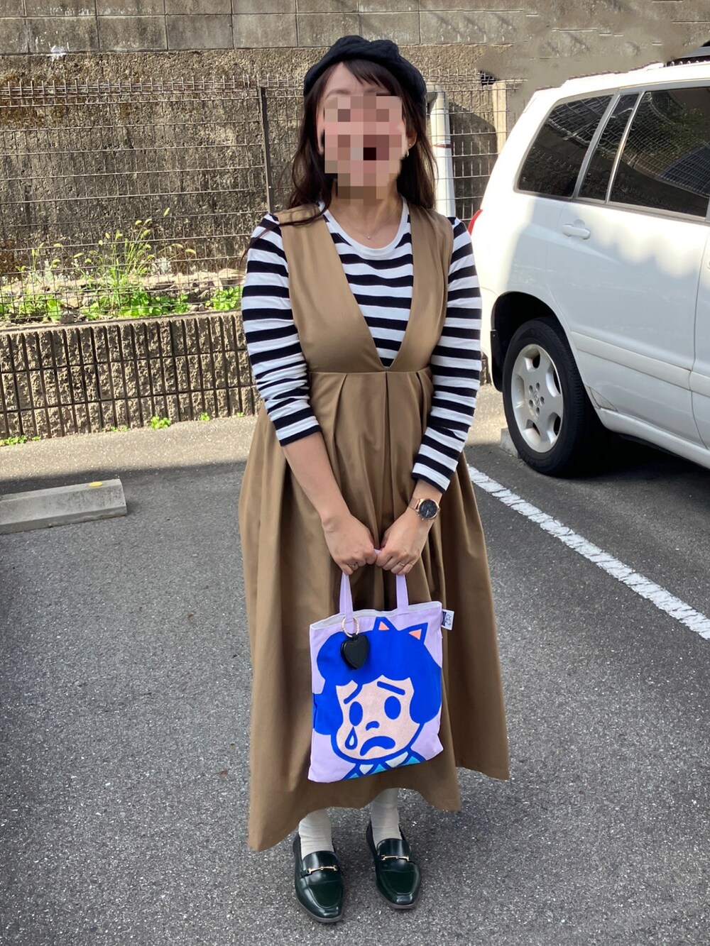 ブラック系のTシャツ/カットソー、ベージュ系のワンピース、パープル系のトートバッグを着用したレディースの秋コーディネートの2枚目の写真