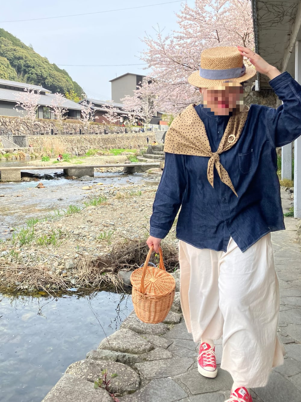 ブルー系のシャツ/ブラウス、ホワイト系のその他パンツ、ブラウン系のかごバッグを着用したレディースの春コーディネートの2枚目の写真