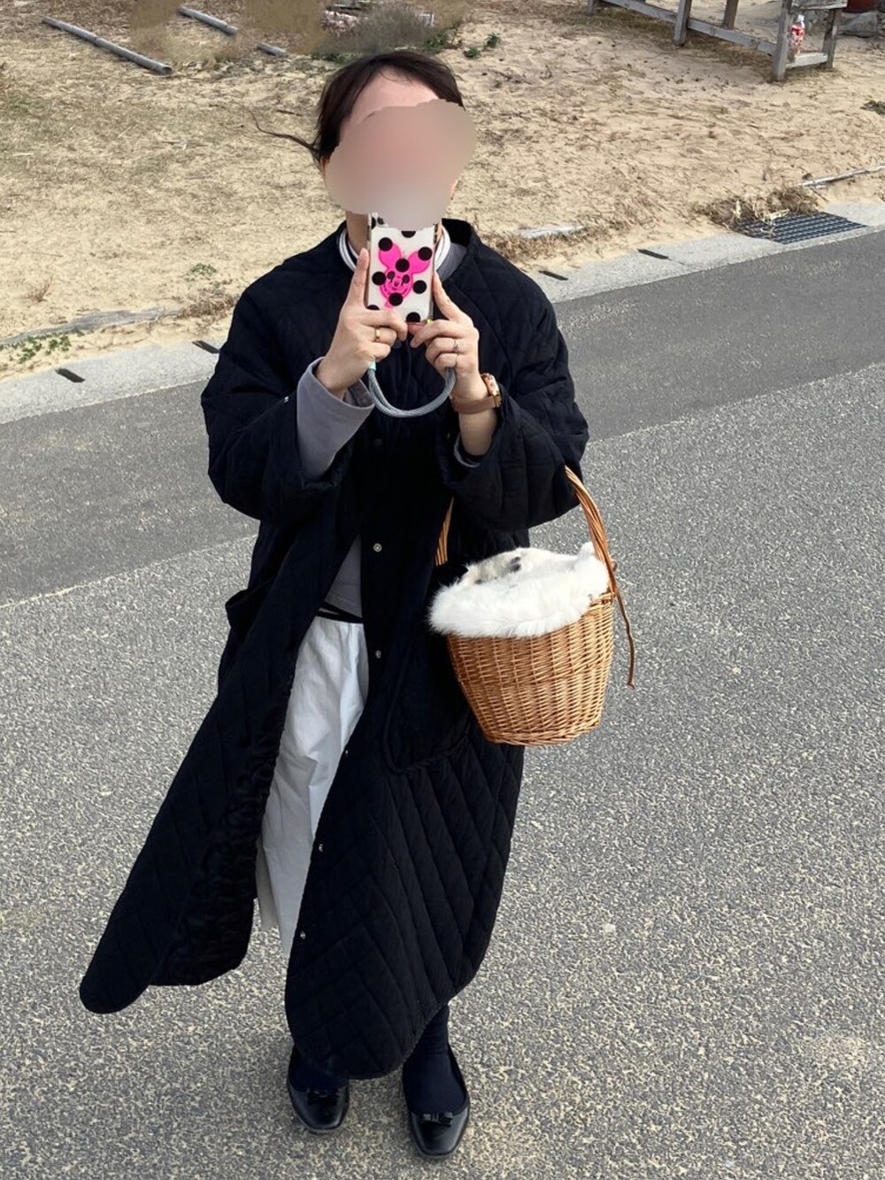 グレー系のカーディガン/ボレロ、ホワイト系のスカート、グレー系のマフラーを着用したレディースの冬コーディネートの2枚目の写真