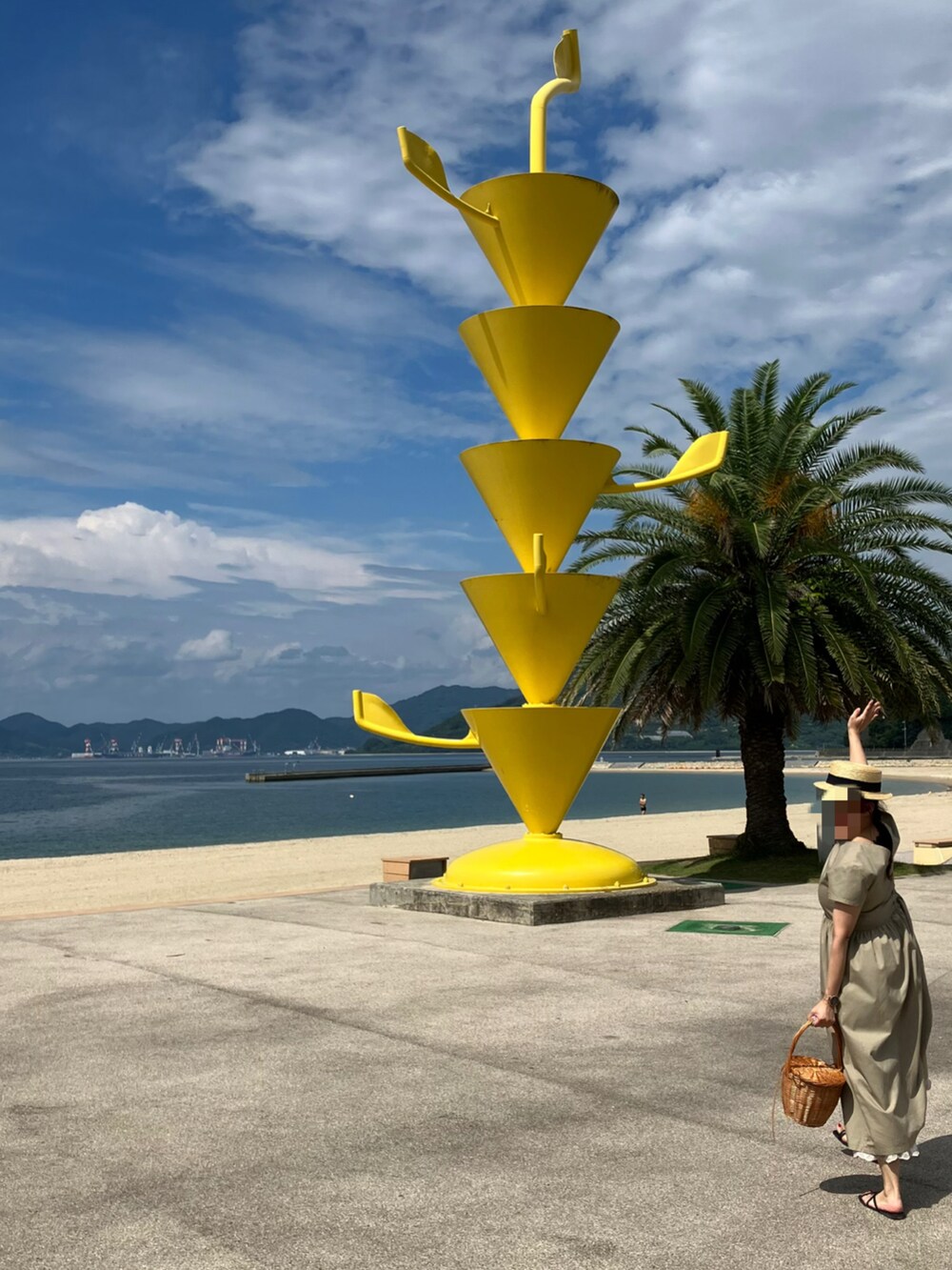 グリーン系のワンピース、ブラウン系のかごバッグを着用したレディースの秋コーディネートの4枚目の写真