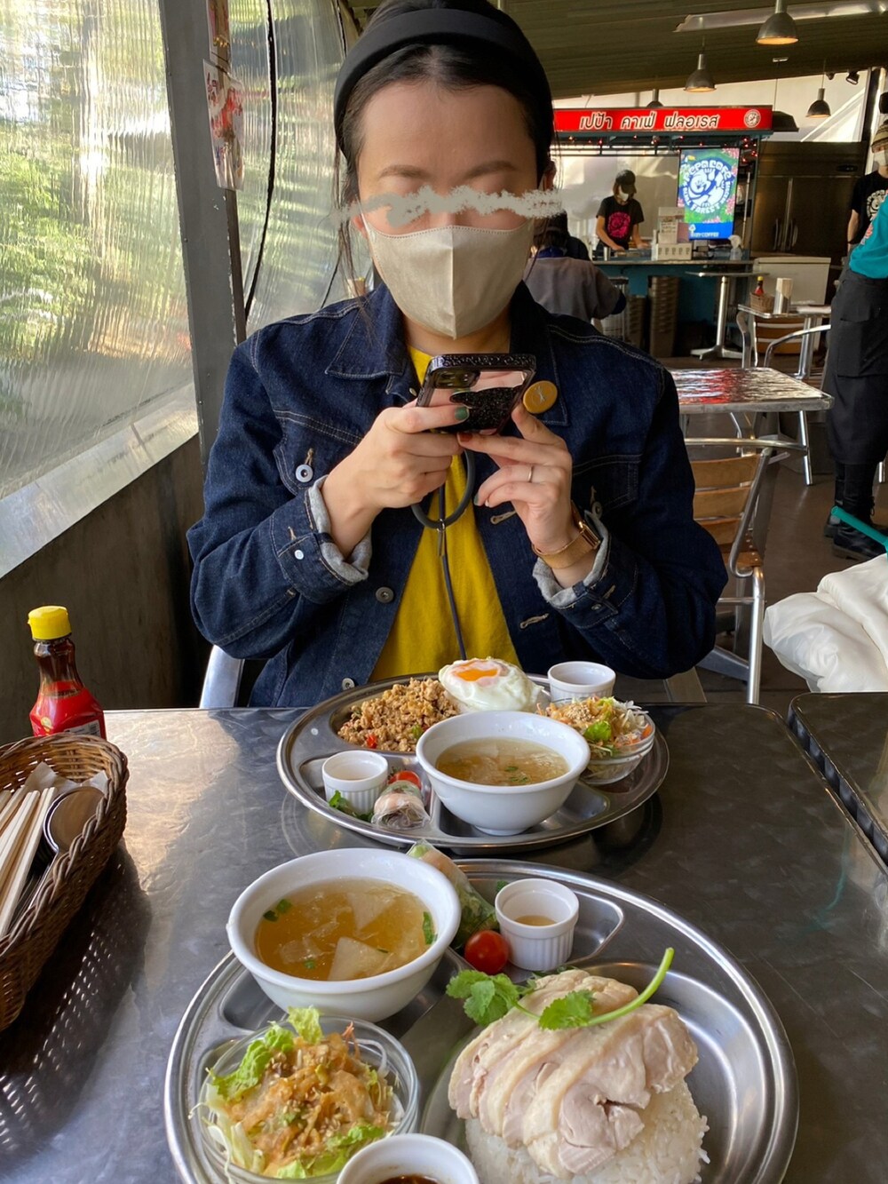 ホワイト系のノーカラーコート、イエロー系のワンピース、ブルー系のその他アウターを着用したレディースの冬コーディネートの3枚目の写真