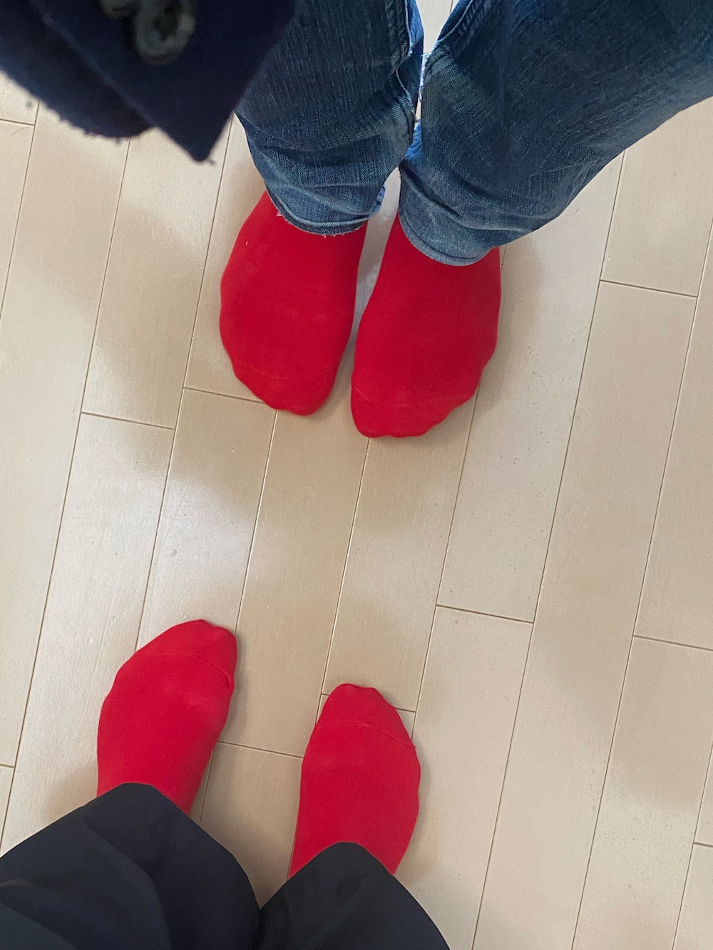 ベージュ系のポンチョ、ブラック系のカーディガン/ボレロ、ホワイト系のトップスを着用したレディースの春コーディネートの3枚目の写真