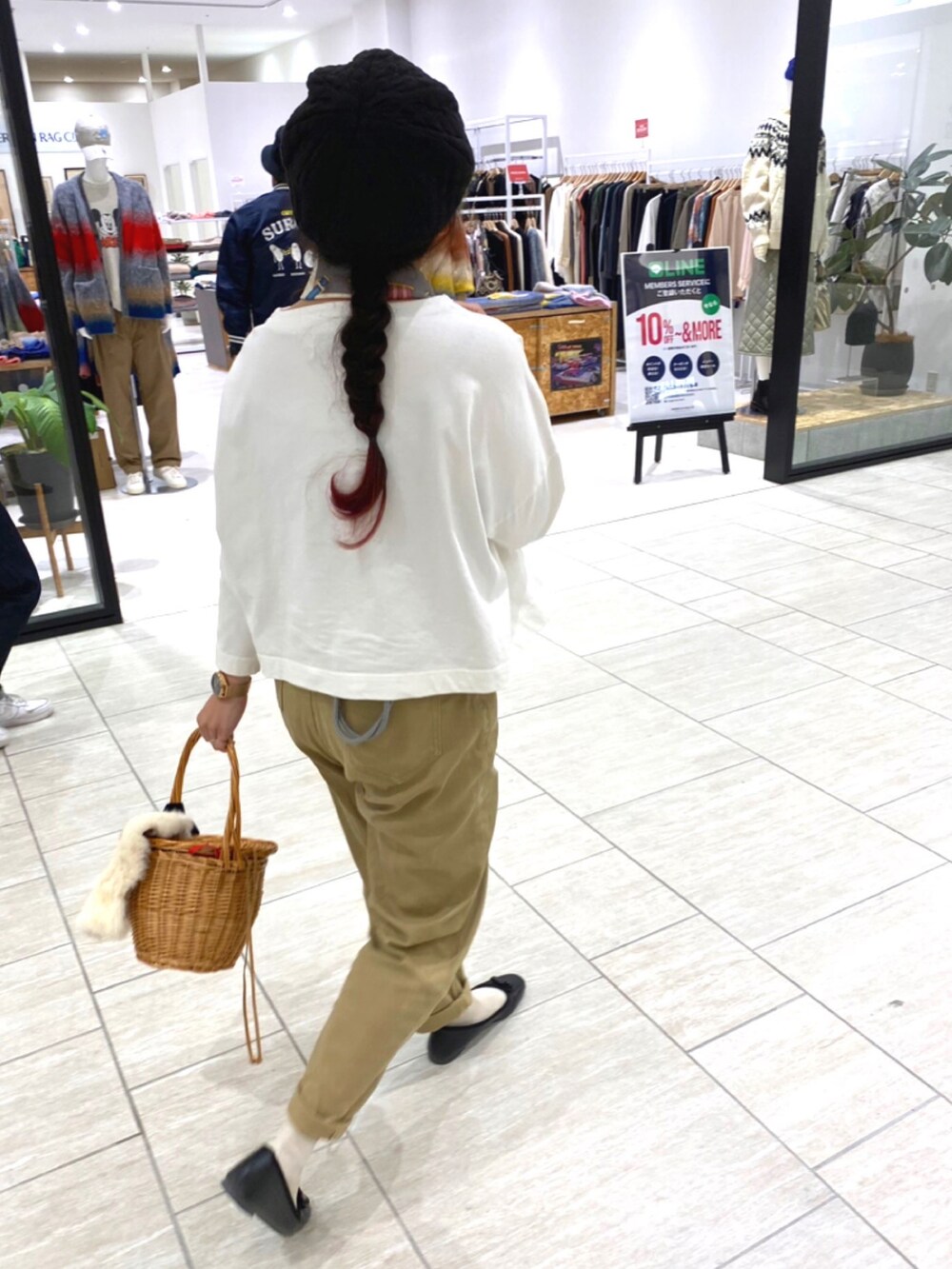 ホワイト系のTシャツ/カットソー、ベージュ系のデニムパンツ、ブラック系のバレエシューズを着用したレディースの秋コーディネートの2枚目の写真