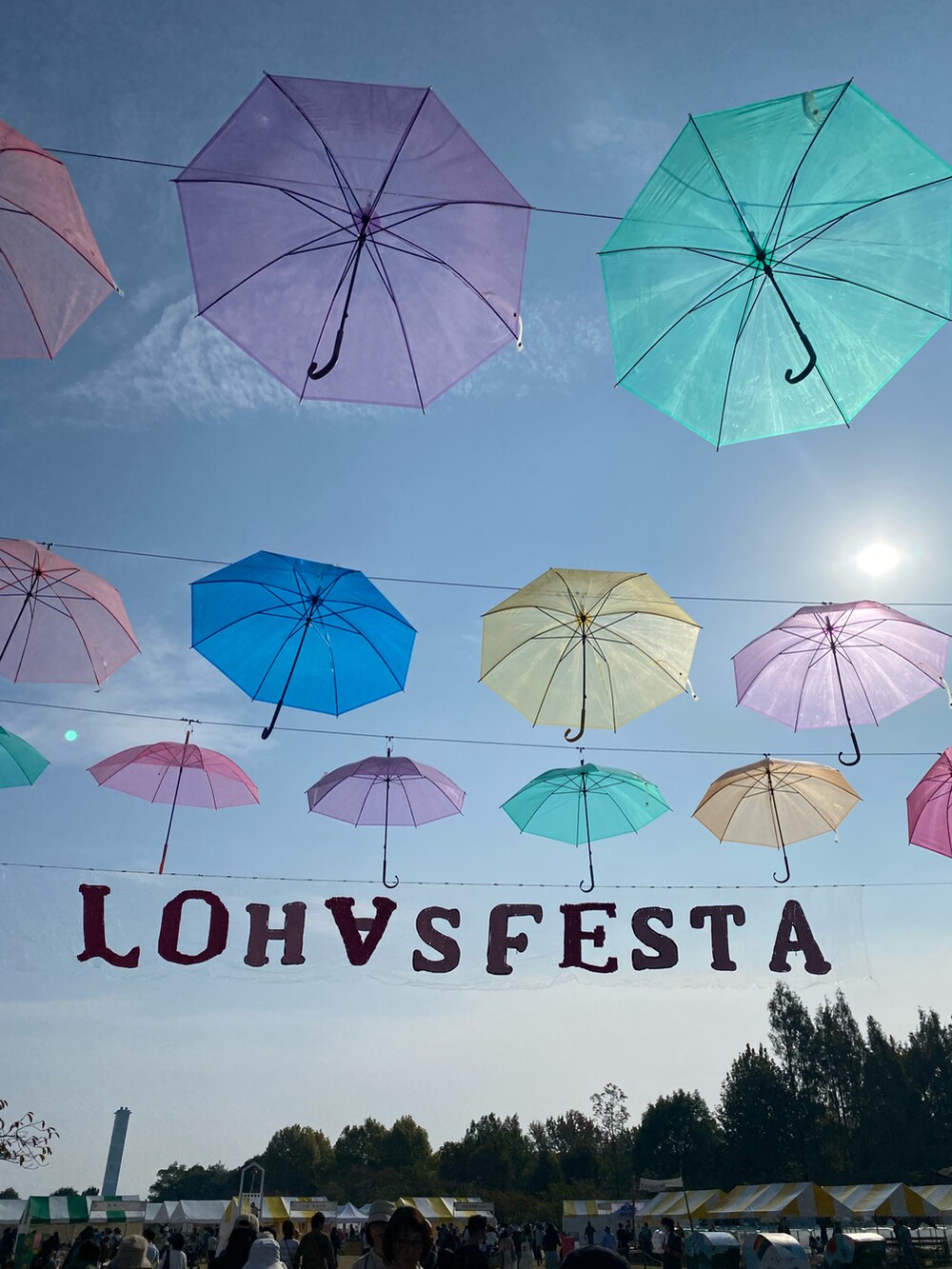 ホワイト系のその他パンツ、ホワイト系のベスト、ブルー系のTシャツ/カットソーを着用したレディースの秋コーディネートの2枚目の写真