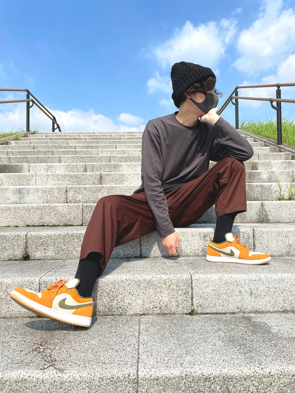 「秋コーデ、カジュアルコーデ、シンプル、ゆるコーデ、リラックススタイル、ナイキ、エアジョーダン、GU、プチプラ、ブラウン、休日スタイル、ニット帽、レイヤードスタイル、スニーカー」｜「14+のイタリア糸ケーブル編みワッチ（ニットキャップ/ビーニー、ブラック系）」を使った、どーどーさん（メンズ・177cm）の秋コーディネートの2枚目の写真
