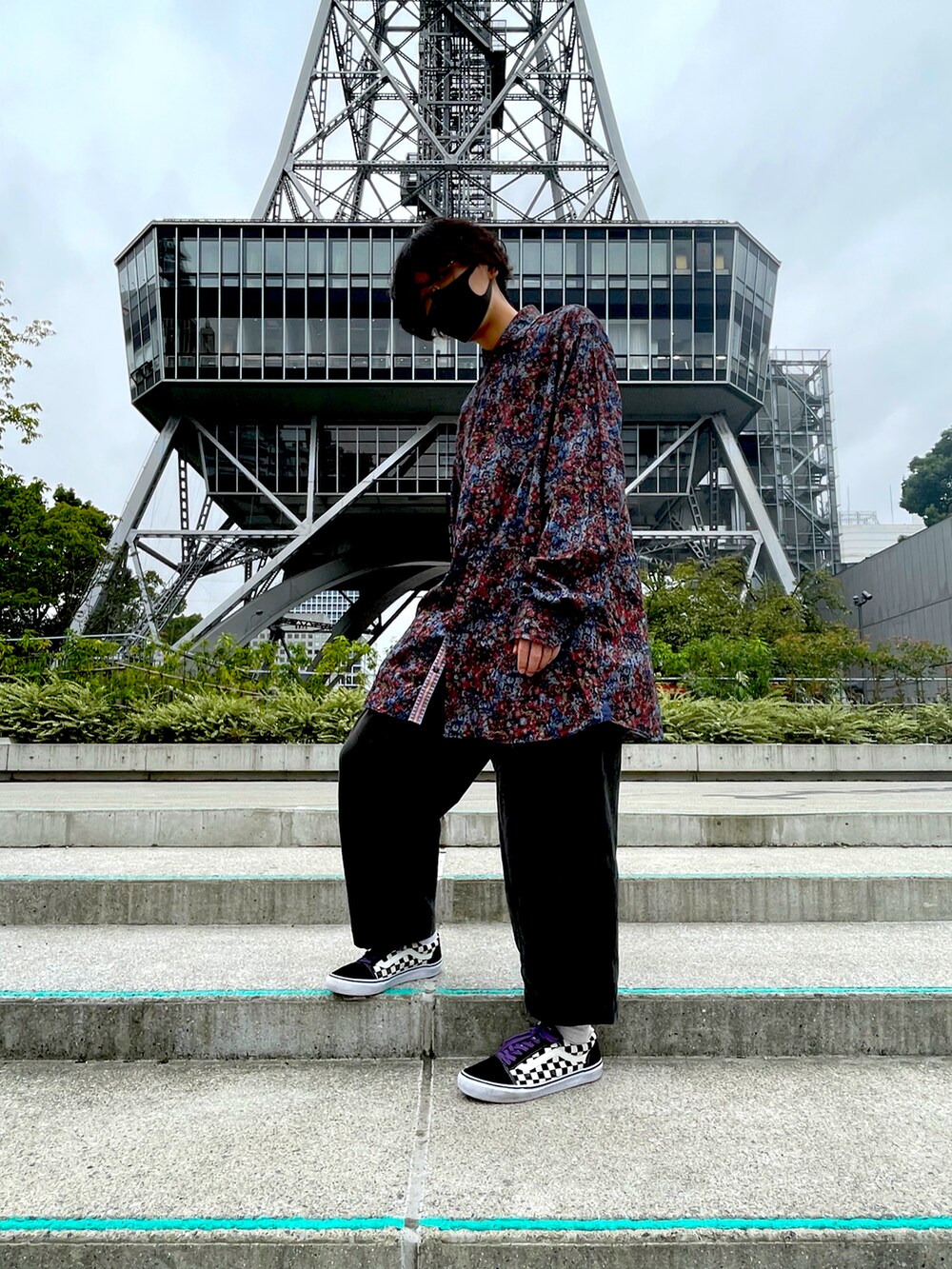 「お洒落さんとつながりたい、オーバーサイズ、古着MIX、古着、プチプラ、着回しコーデ、秋コーデ、花柄、シャツスタイル、VANS、スニーカー」｜「Top of the Hillのアイテム（シャツ/ブラウス、その他）」を使った、どーどーさん（メンズ・177cm）の秋コーディネートの2枚目の写真