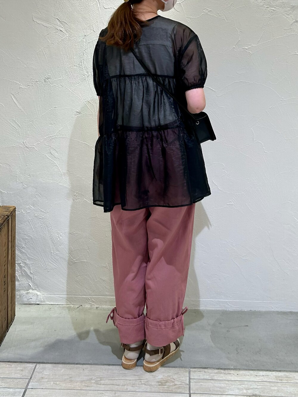 ブラック系のシャツ/ブラウス、ピンク系のその他パンツ、ブラック系のショルダーバッグを着用したレディースの夏コーディネートの2枚目の写真