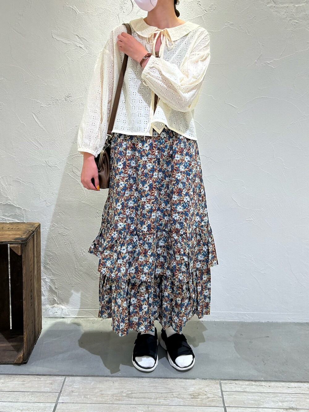 ホワイト系のシャツ/ブラウス、その他のスカート、ブラック系のサンダルを着用したレディースの夏コーディネートの3枚目の写真