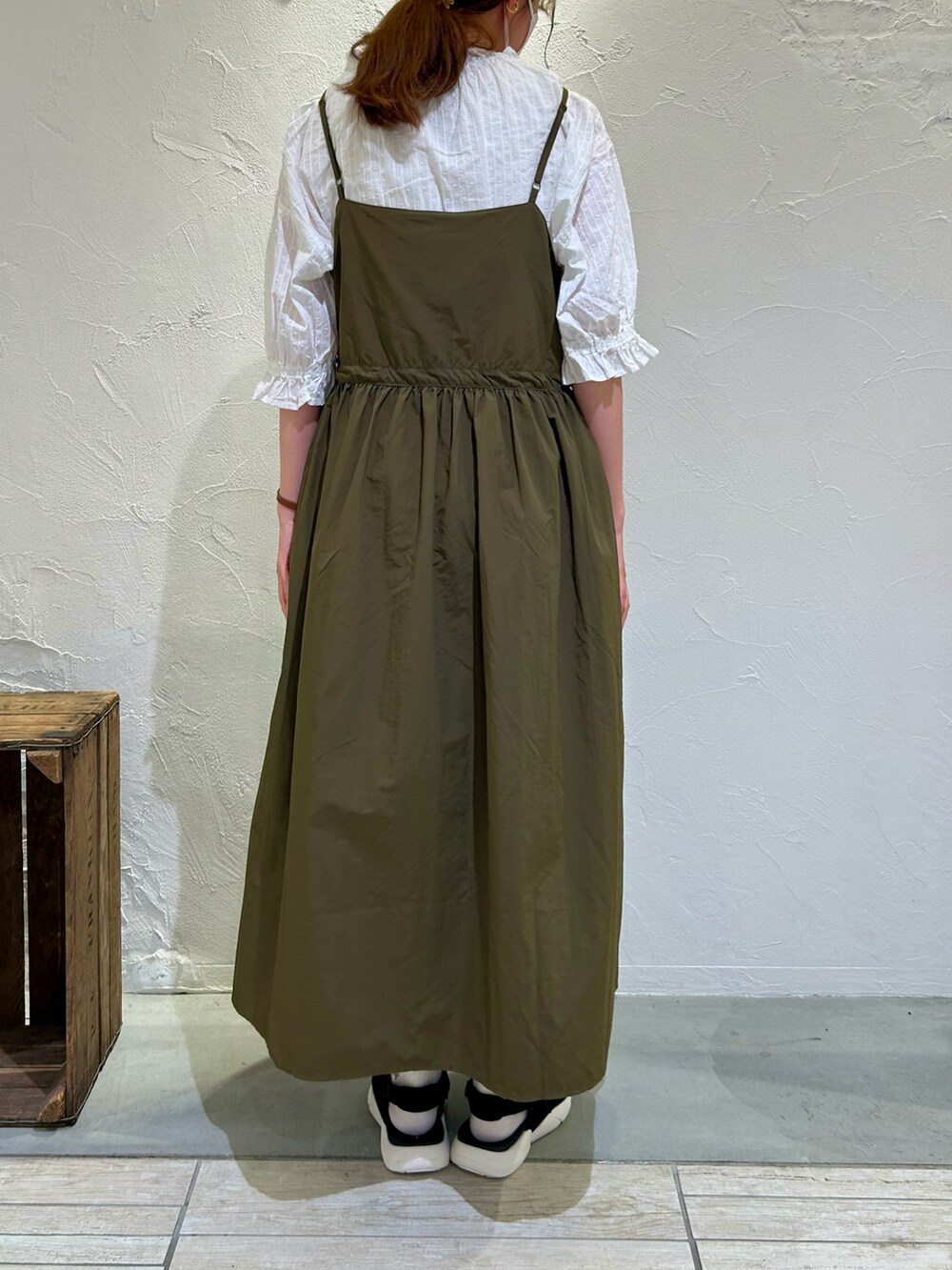 ホワイト系のシャツ/ブラウス、グリーン系のワンピース、ブラック系のサンダルを着用したレディースの夏コーディネートの2枚目の写真