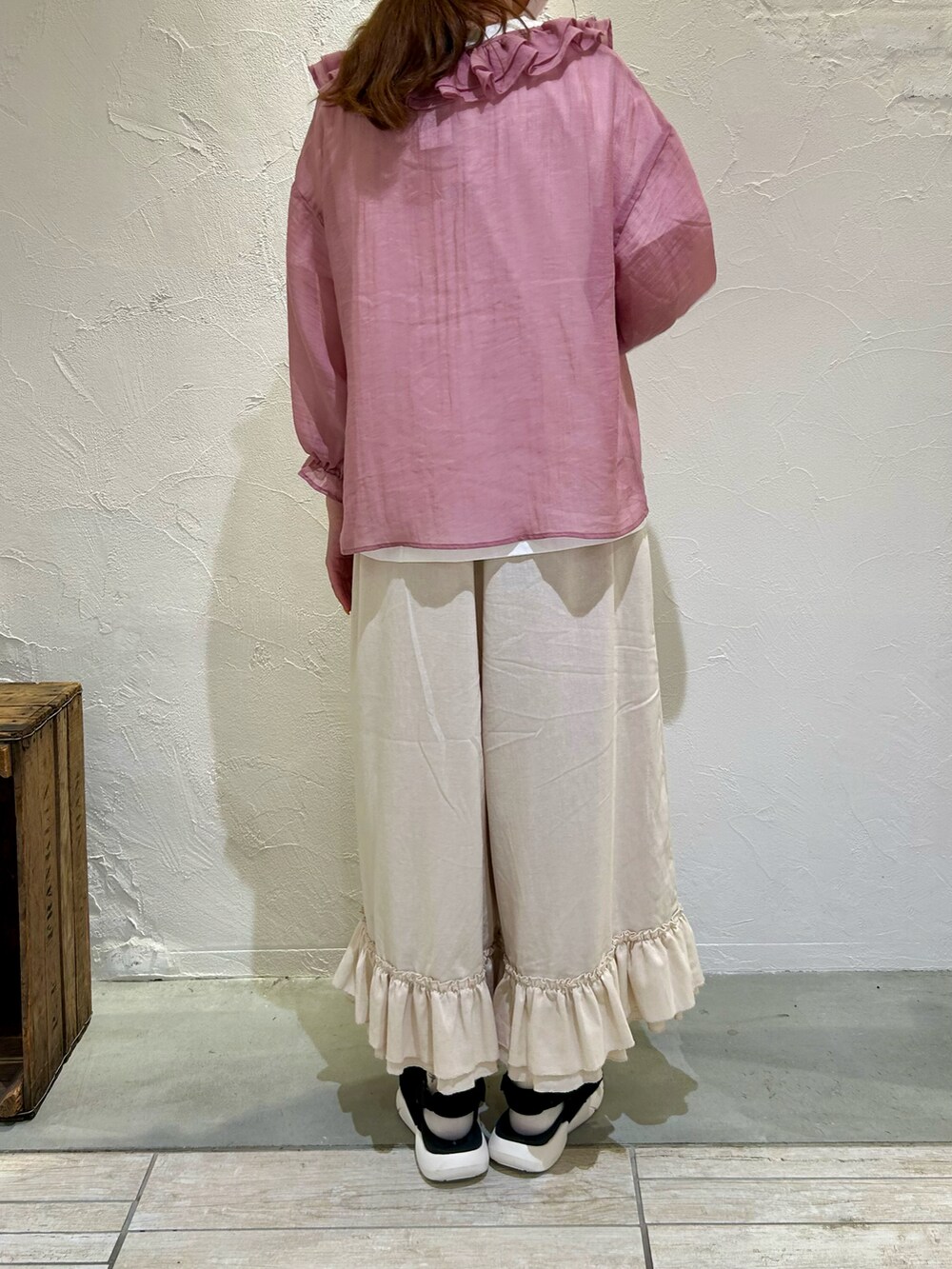 ホワイト系のTシャツ/カットソー、ピンク系のシャツ/ブラウス、ホワイト系のパンツを着用したレディースの秋コーディネートの3枚目の写真