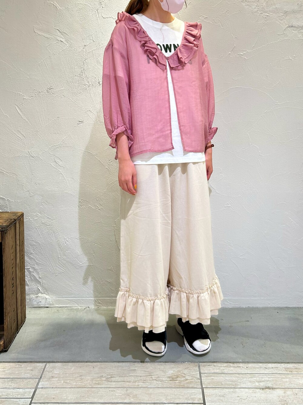 ホワイト系のTシャツ/カットソー、ピンク系のシャツ/ブラウス、ホワイト系のパンツを着用したレディースの秋コーディネートの4枚目の写真