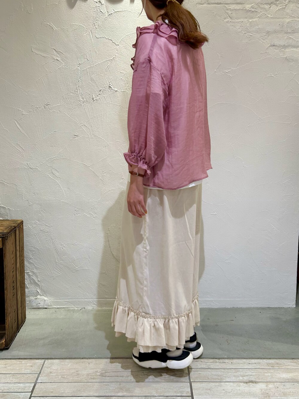 ホワイト系のTシャツ/カットソー、ピンク系のシャツ/ブラウス、ホワイト系のパンツを着用したレディースの秋コーディネートの2枚目の写真