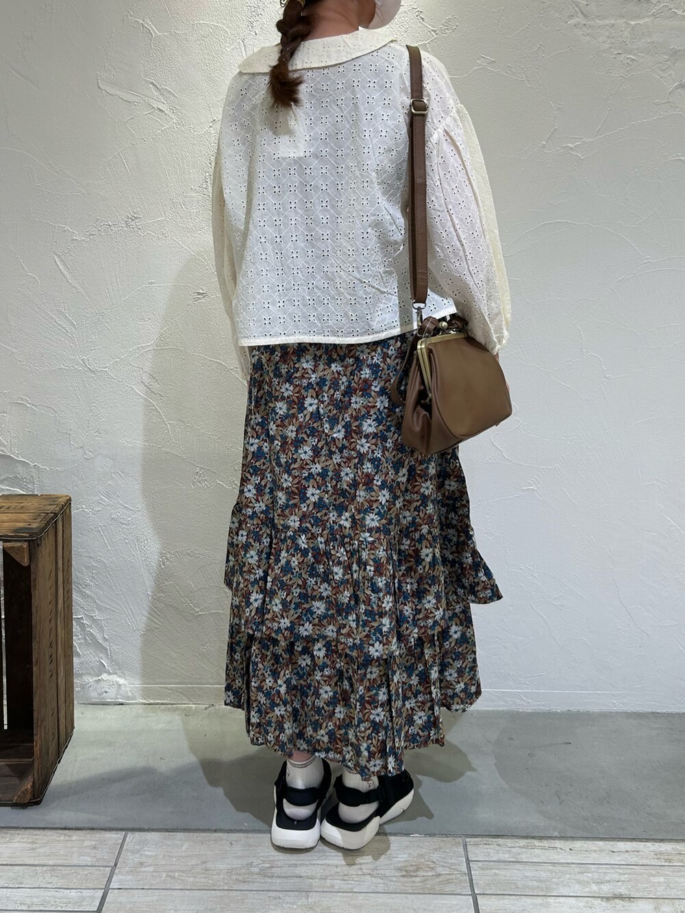 ホワイト系のシャツ/ブラウス、その他のスカート、ブラック系のサンダルを着用したレディースの夏コーディネートの2枚目の写真