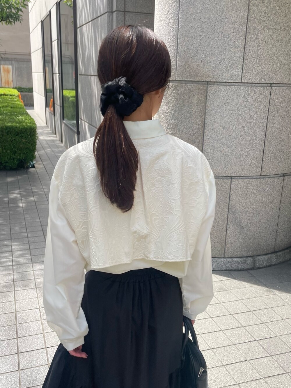 ホワイト系のシャツ/ブラウスを着用したレディースの夏コーディネートの3枚目の写真