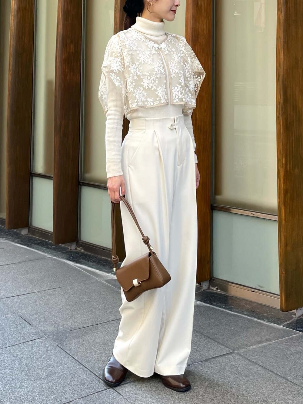 ベージュ系のドレス、ホワイト系のその他パンツ、ホワイト系のニット/セーターを着用したレディースの冬コーディネートの2枚目の写真