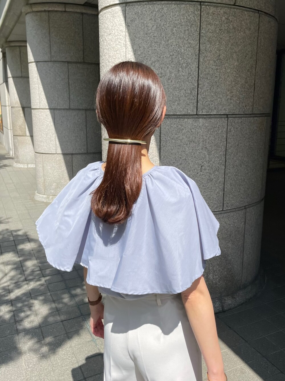 ブルー系のシャツ/ブラウス、ホワイト系のスニーカー、ホワイト系のその他パンツを着用したレディースの春コーディネートの3枚目の写真