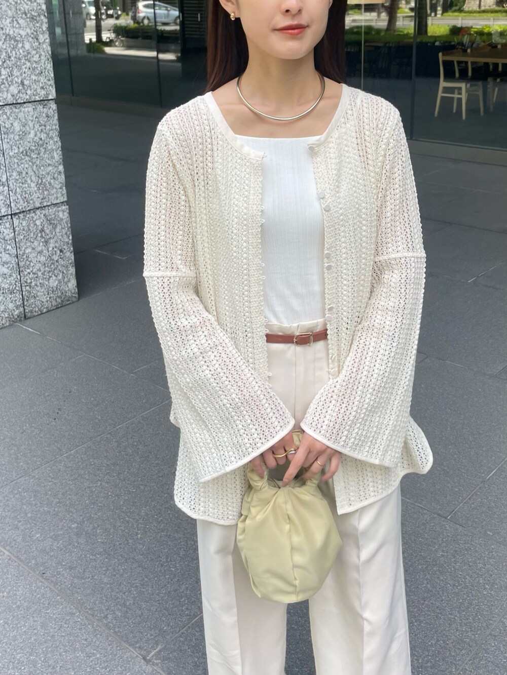 ベージュ系のサンダル、ホワイト系のキャミソール、ベージュ系のバッグを着用したレディースの春コーディネートの2枚目の写真