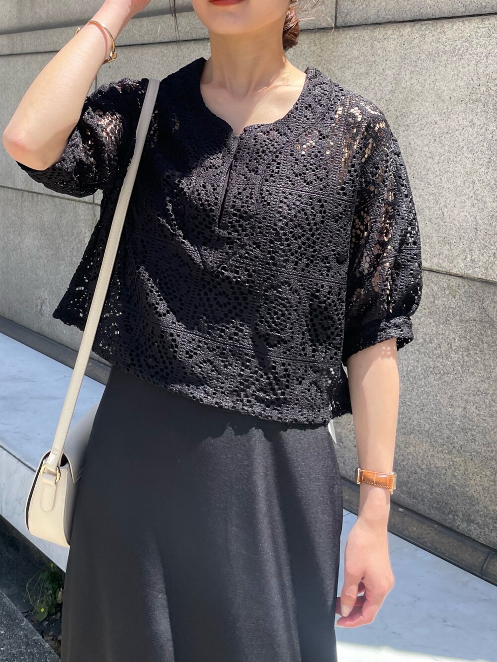 ブラック系のシャツ/ブラウス、ブラック系のドレスを着用したレディースの夏コーディネートの3枚目の写真