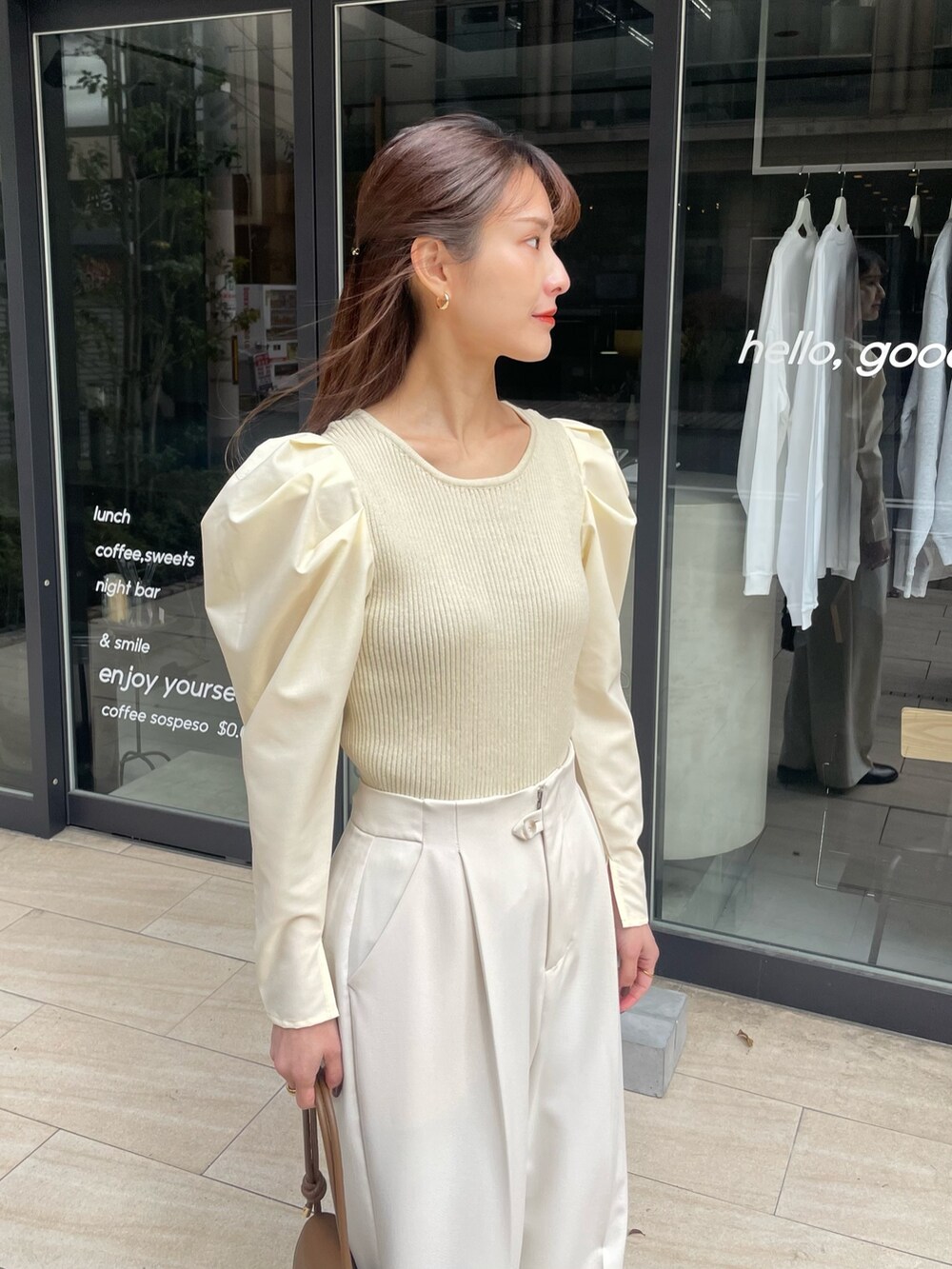 ホワイト系のニット/セーター、ホワイト系のその他パンツ、ゴールド系のバレッタ/ヘアクリップを着用したレディースの冬コーディネートの2枚目の写真