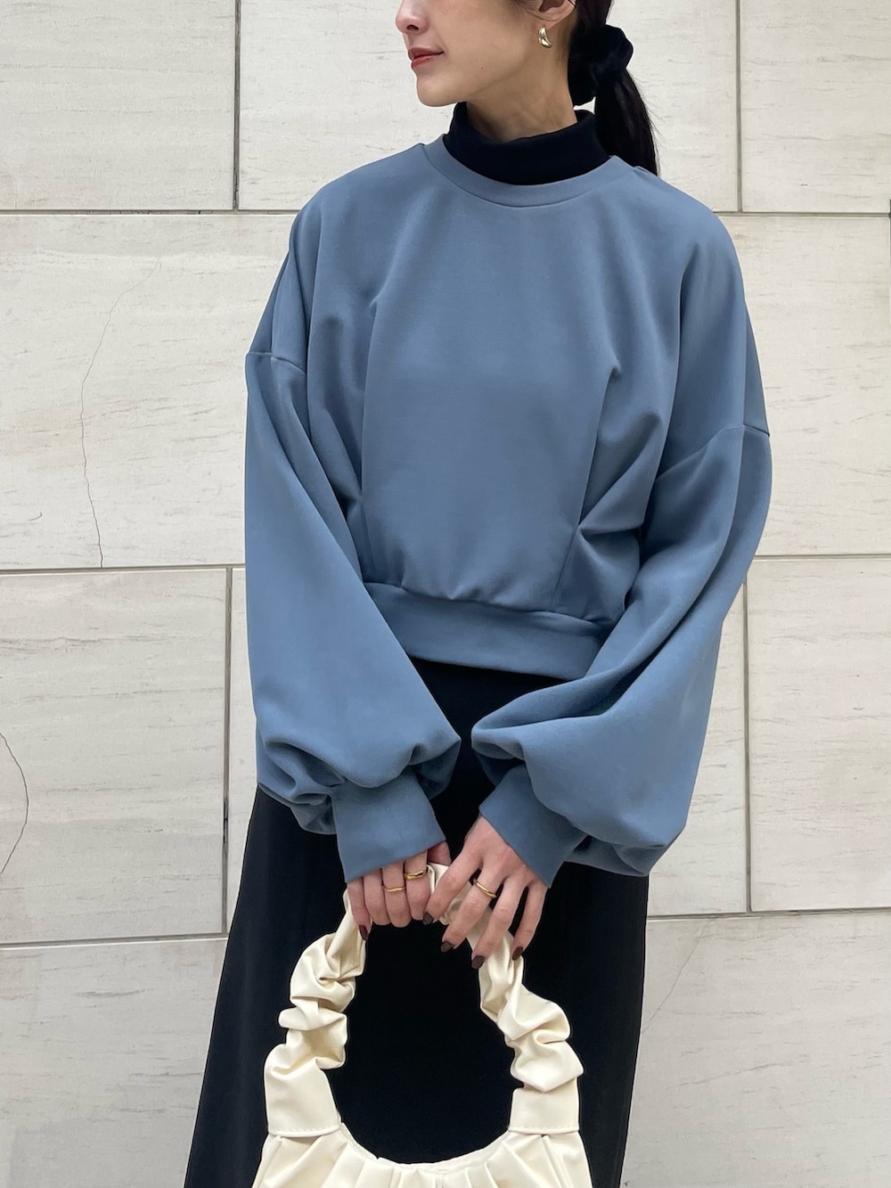 ブルー系のTシャツ/カットソー、ブラック系のワンピースを着用したレディースの冬コーディネートの2枚目の写真