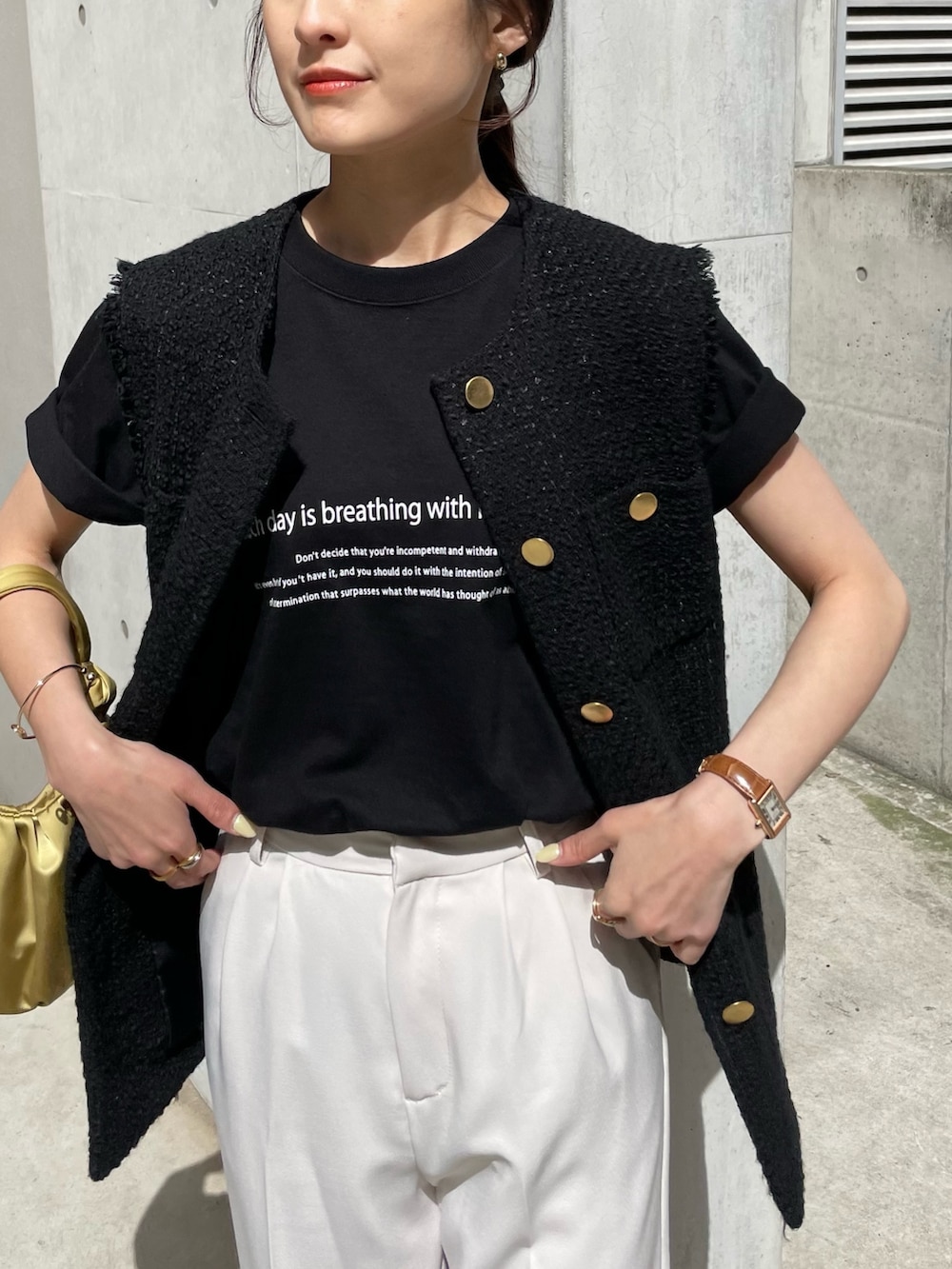 ブラック系のTシャツ/カットソー、ホワイト系のスニーカー、ホワイト系のその他パンツを着用したレディースの春コーディネートの2枚目の写真