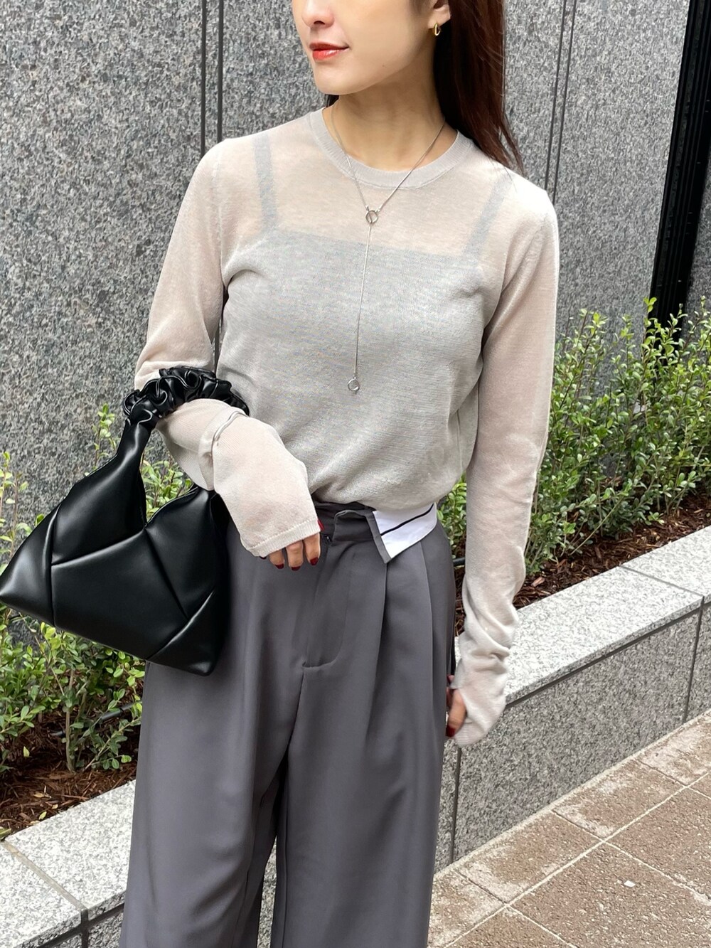 ホワイト系のニット/セーターを着用したレディースの春コーディネートの2枚目の写真