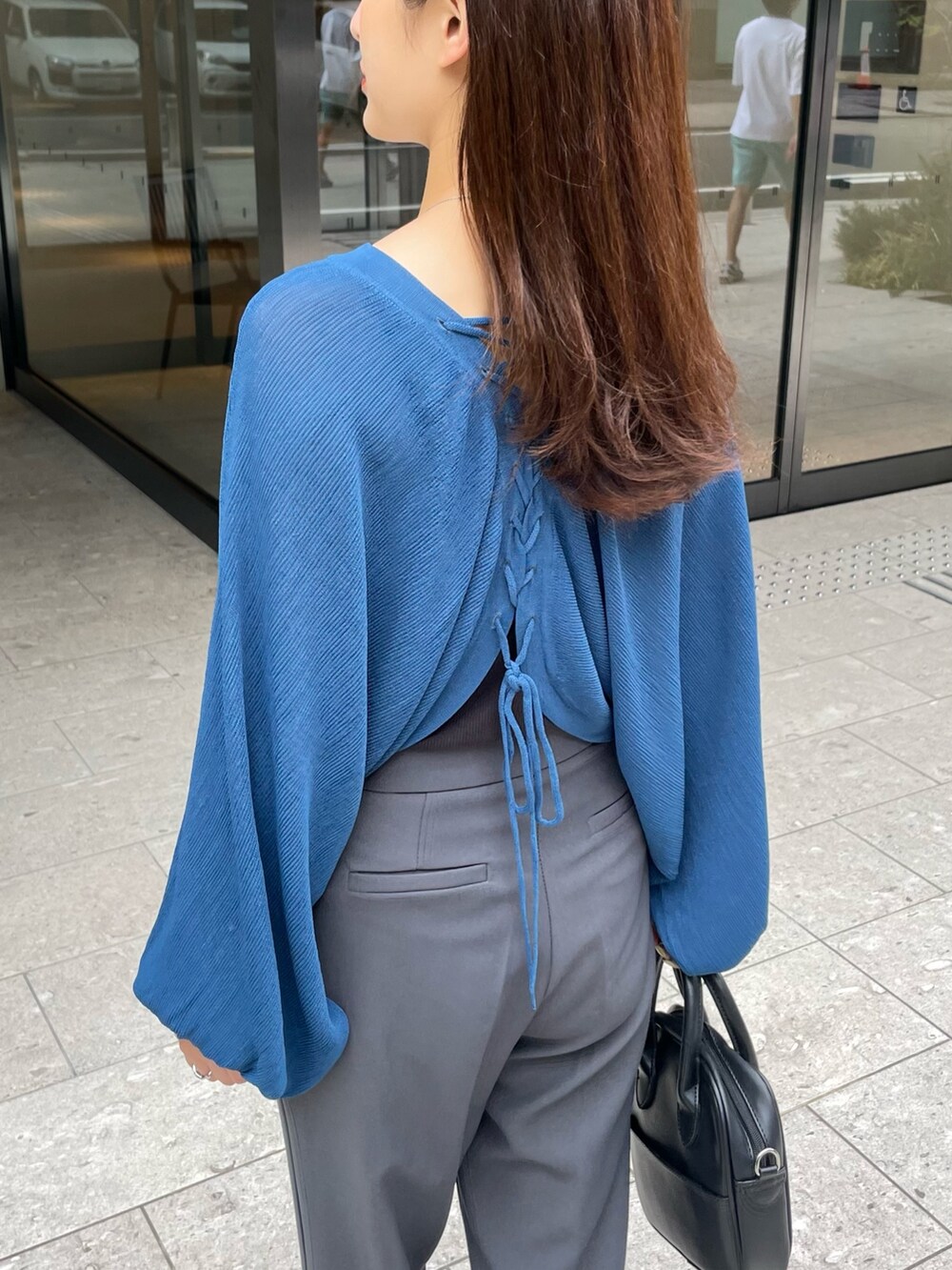 ブルー系のカーディガン/ボレロ、シルバー系のネックレスを着用したレディースの夏コーディネートの3枚目の写真