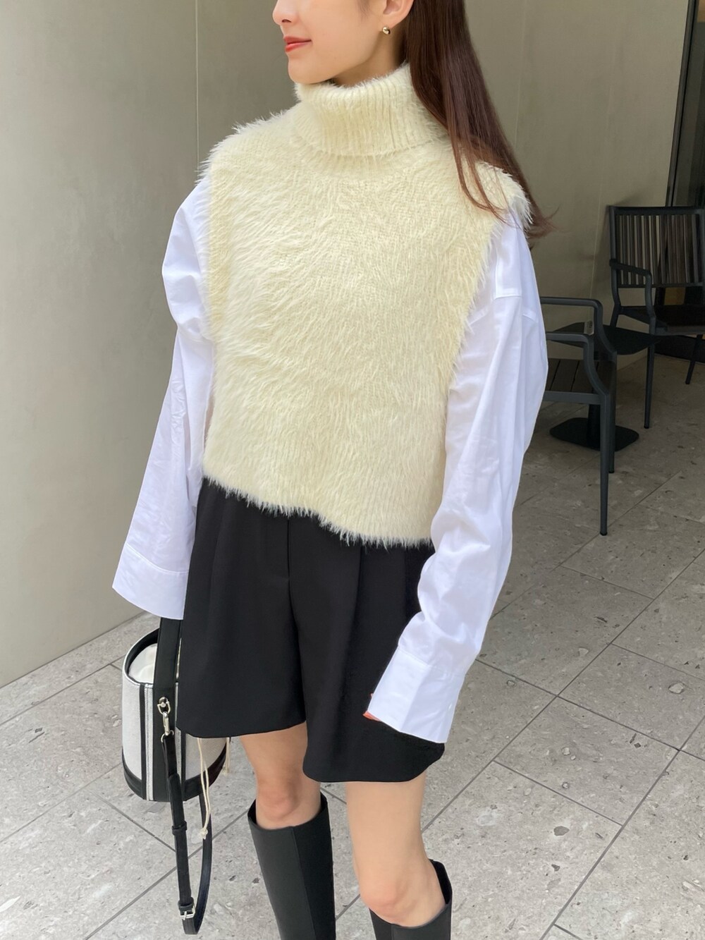 ホワイト系のベスト、ホワイト系のシャツ/ブラウスを着用したレディースの秋コーディネートの2枚目の写真