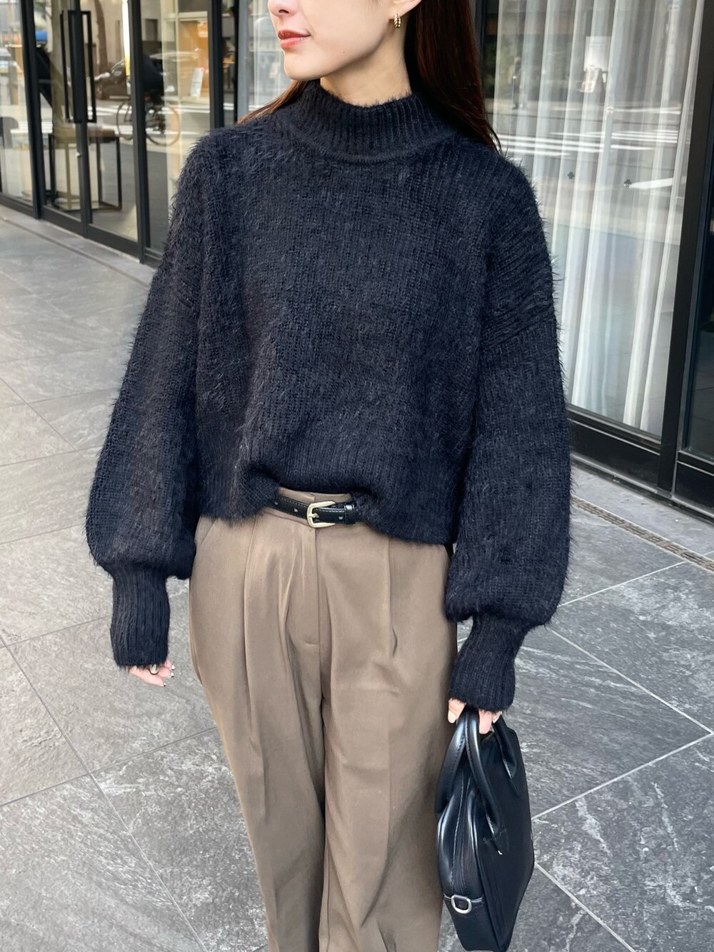 ブラック系のニット/セーターを着用したレディースの秋コーディネートの2枚目の写真