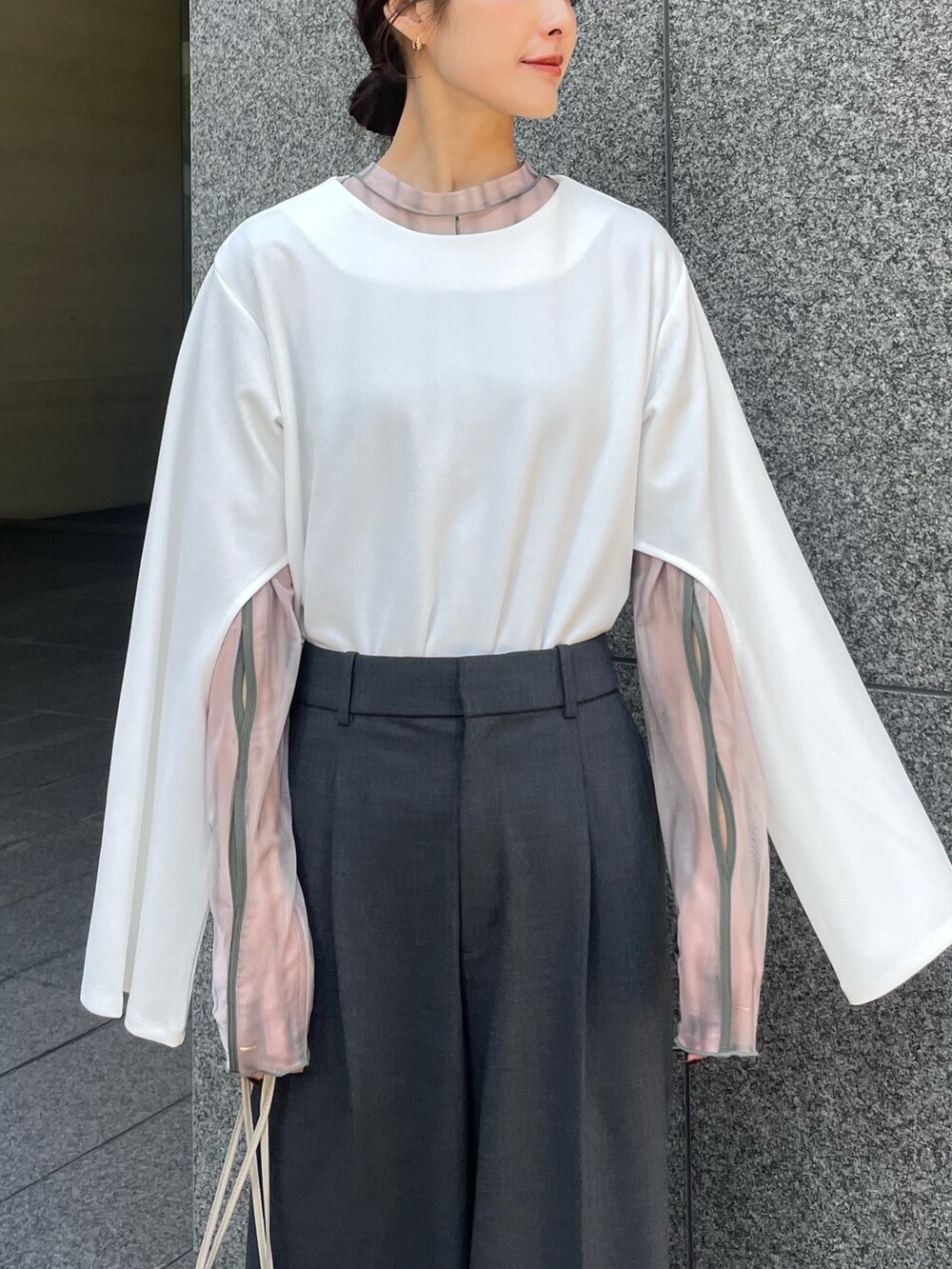 ベージュ系のTシャツ/カットソー、ホワイト系のTシャツ/カットソー、グレー系のパンツを着用したレディースの冬コーディネートの3枚目の写真