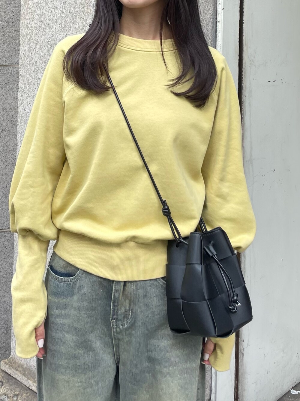 グリーン系のTシャツ/カットソーを着用したレディースの冬コーディネートの2枚目の写真